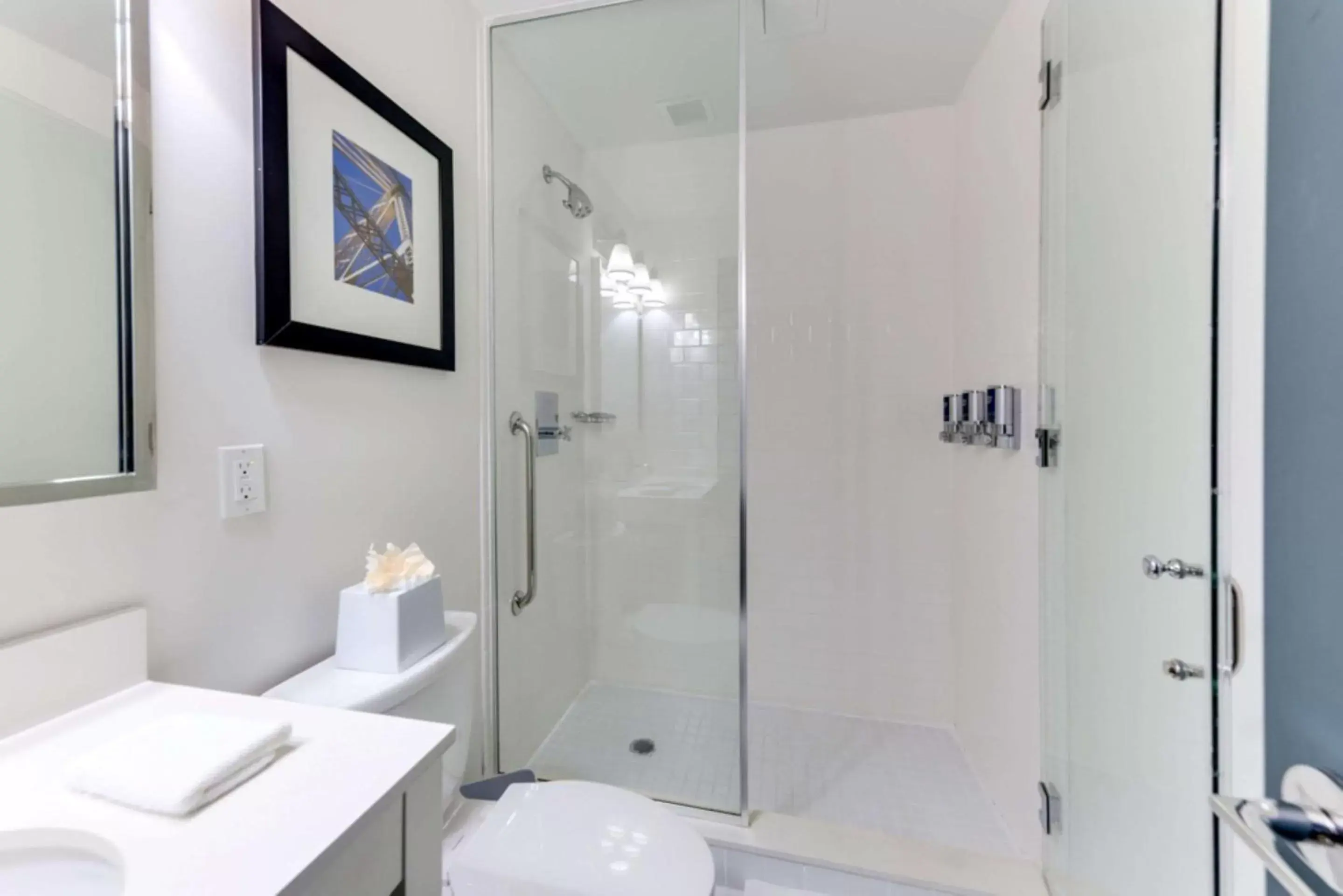 Shower, Bathroom in Vista LIC Hotel, Premier Collection by Best Western