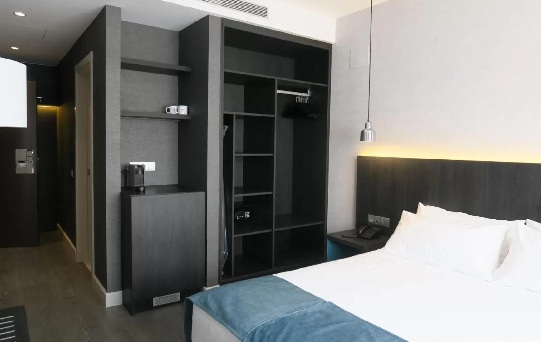 Photo of the whole room, Bed in HG City Suites Barcelona
