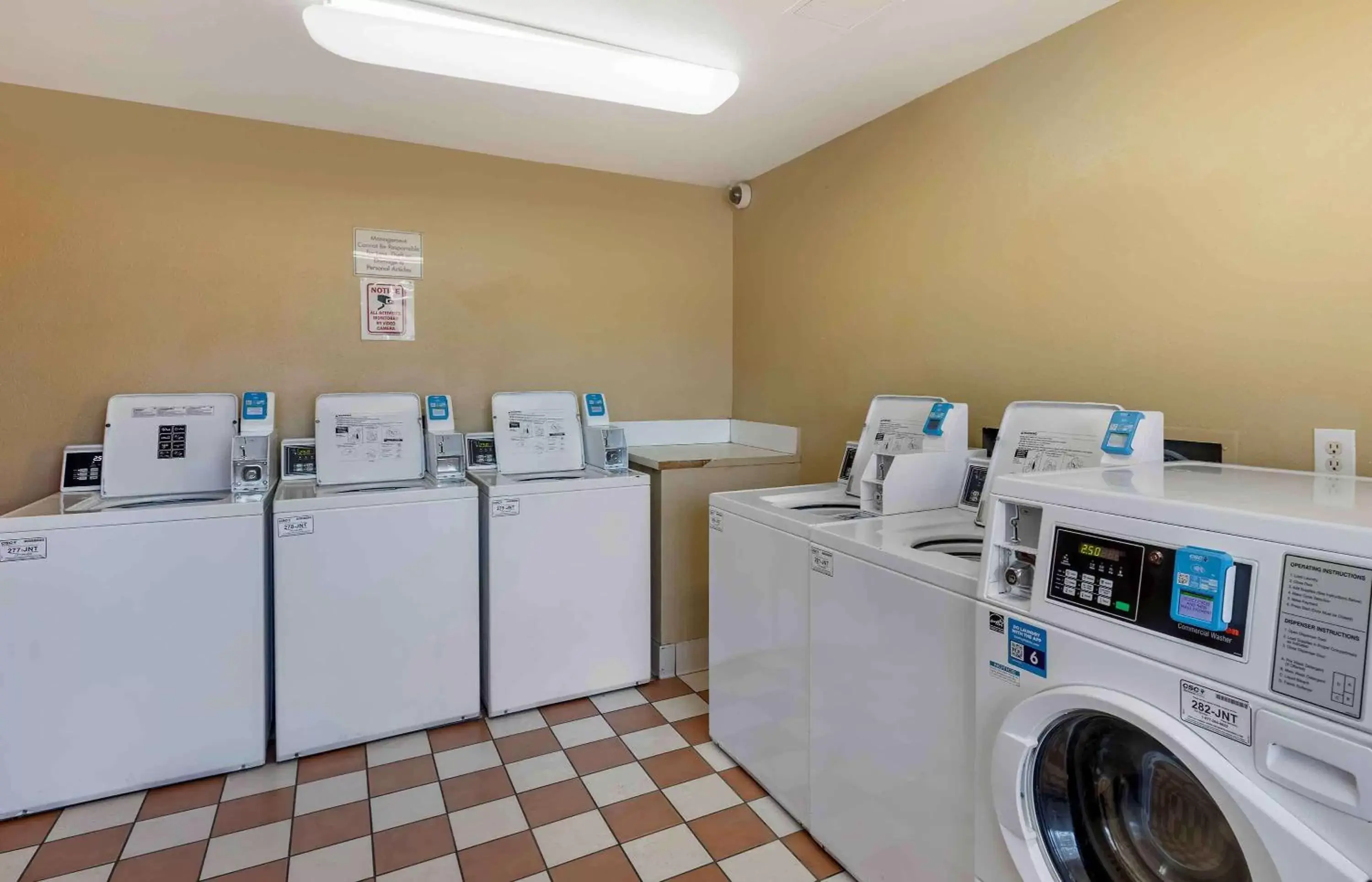 Property building in Extended Stay America Select Suites - Denver - Aurora South Property building in Extended Stay America Select Suites - Denver - Aurora South