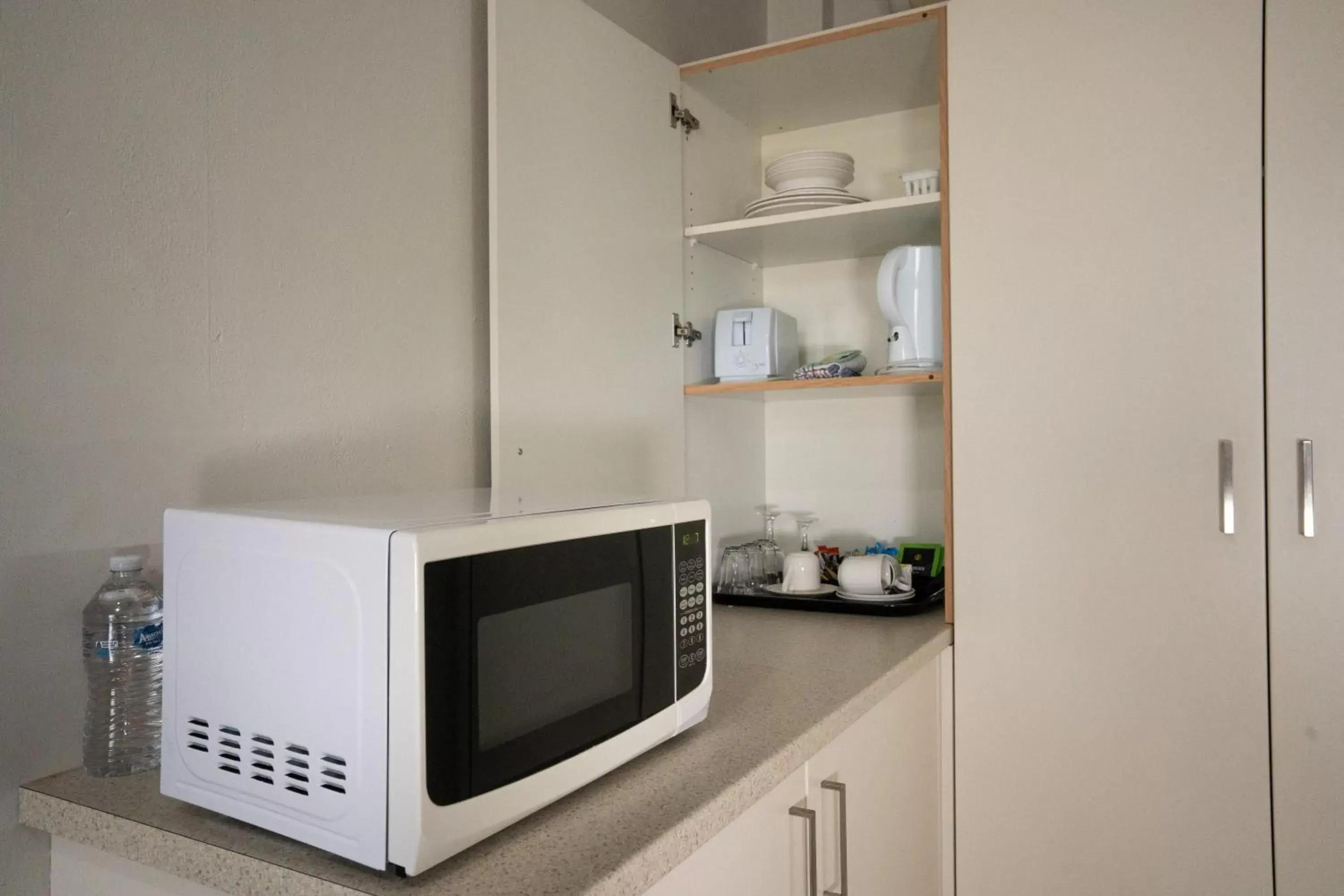 Coffee/tea facilities in Admiralty Inn