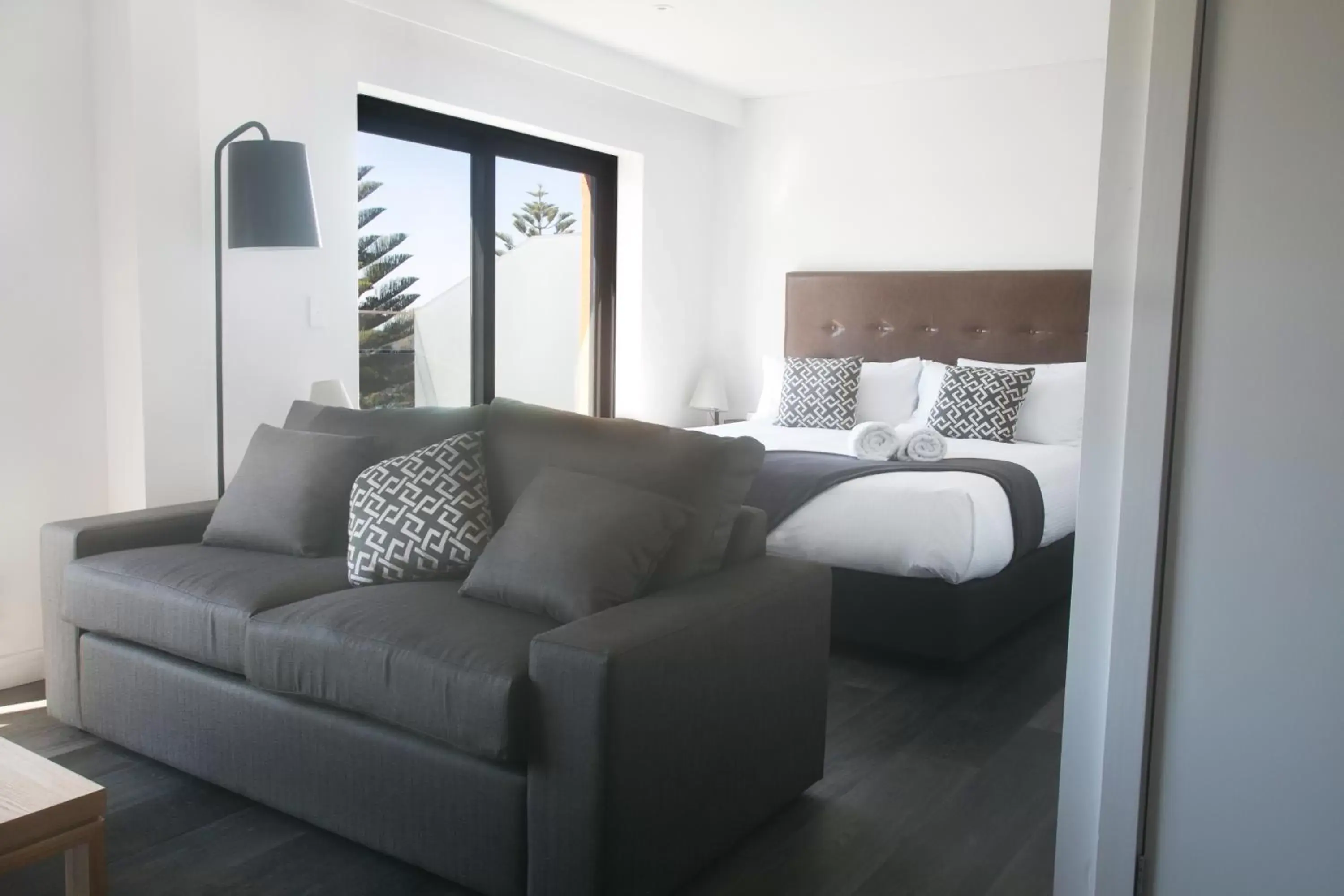 Bed, Seating Area in Bondi 38 Serviced Apartments