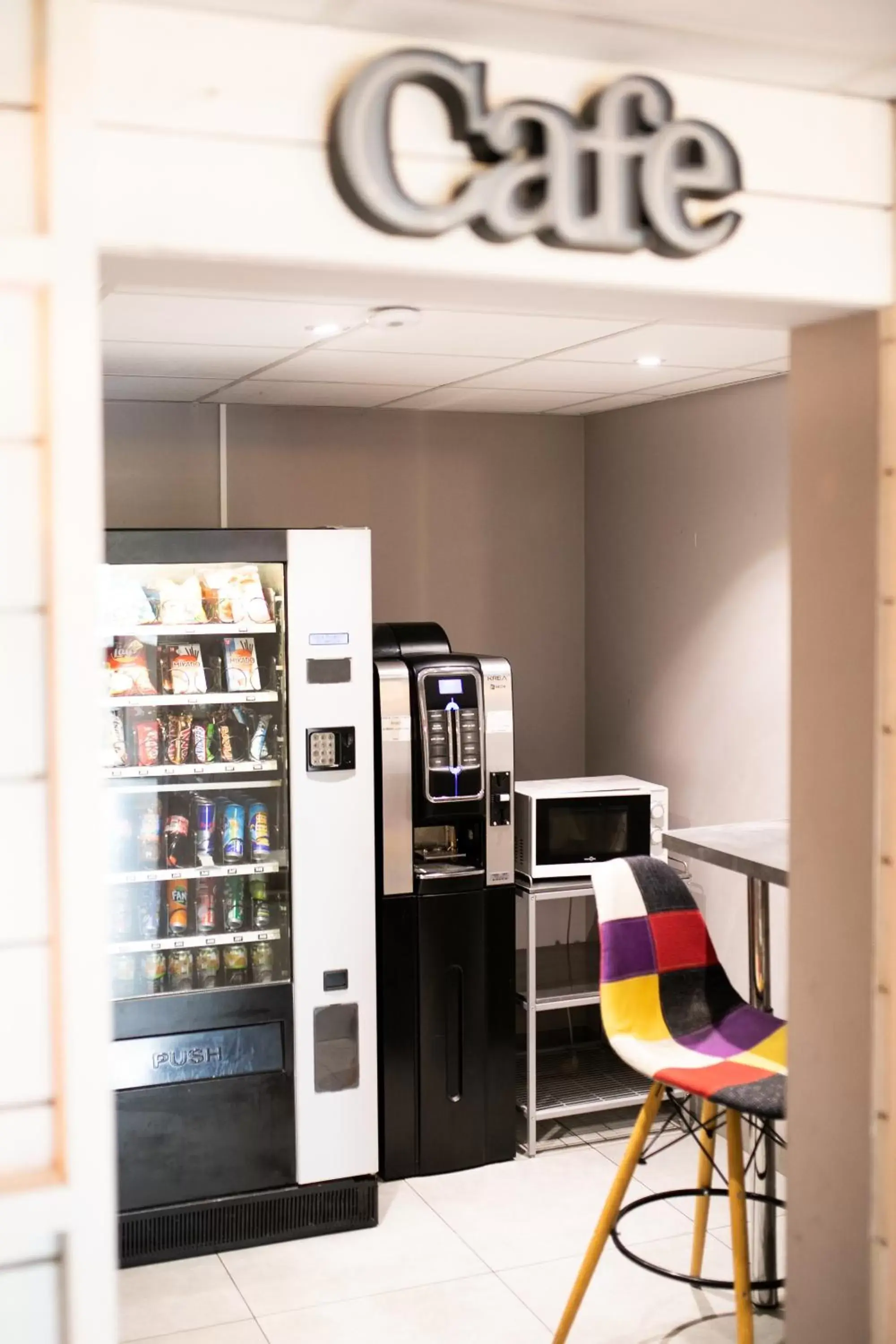 vending machine in Best Hotel Bordeaux Sud