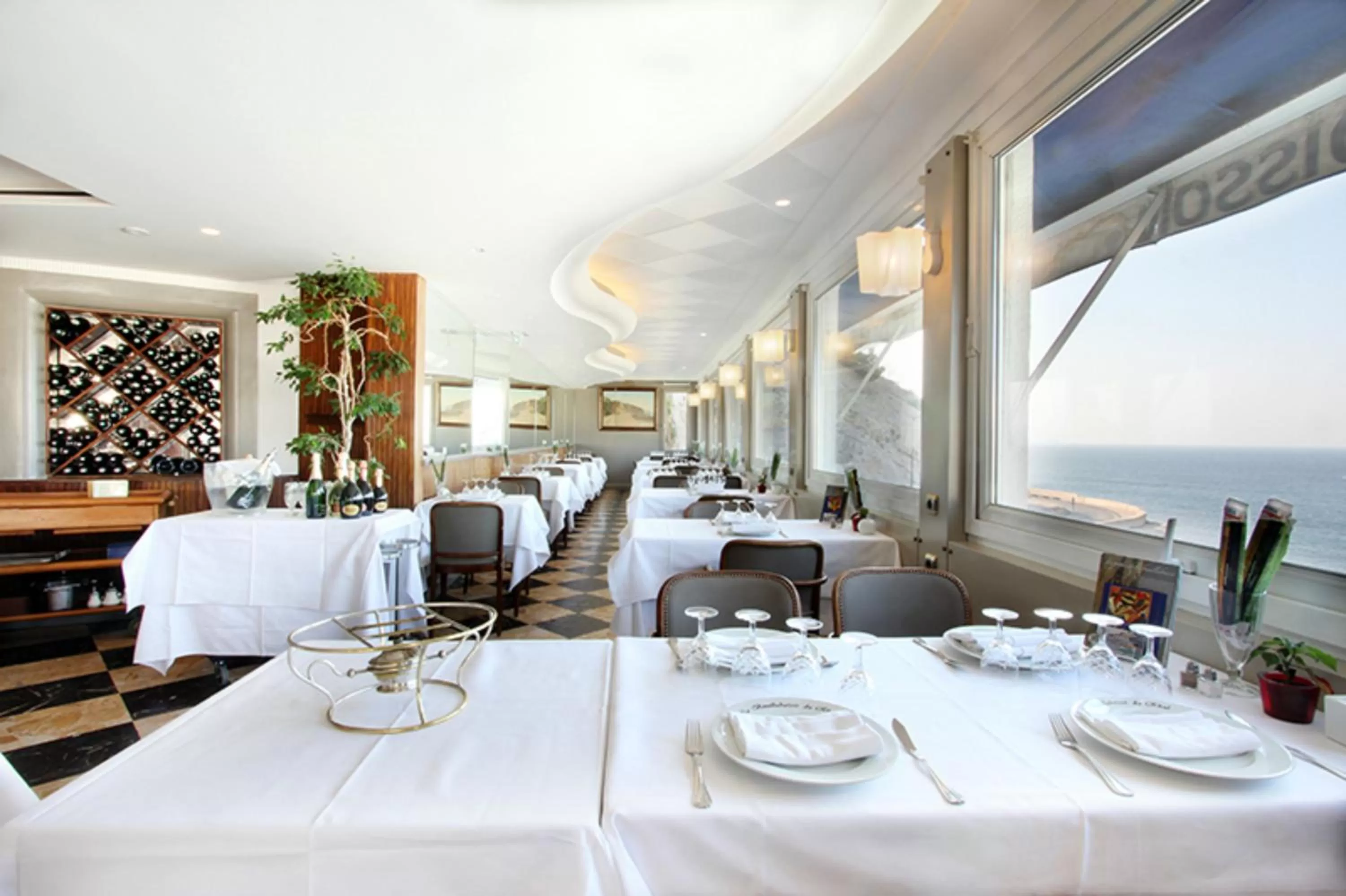 Restaurant/places to eat in Le Rhul