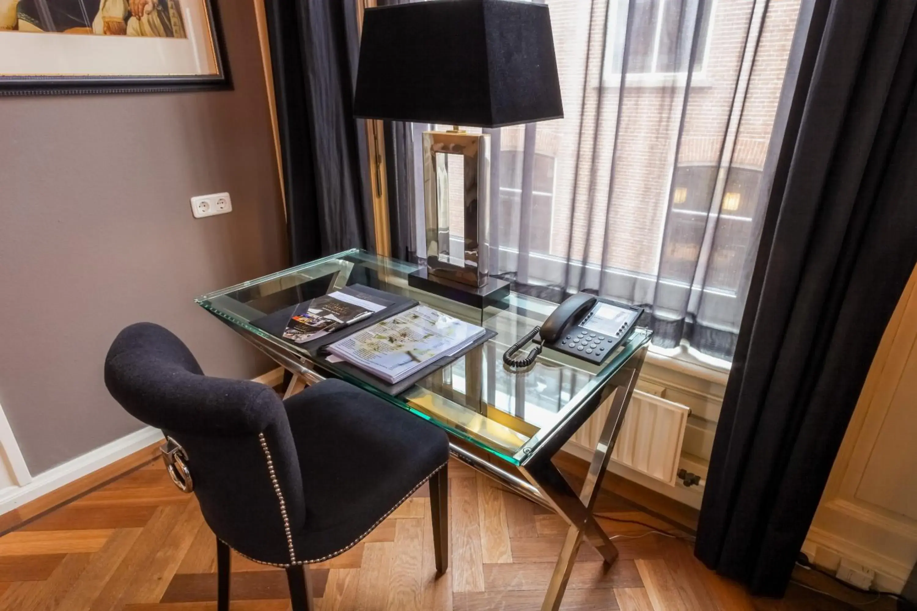 Living room, TV/Entertainment Center in Post-Plaza Hotel & Grand Café