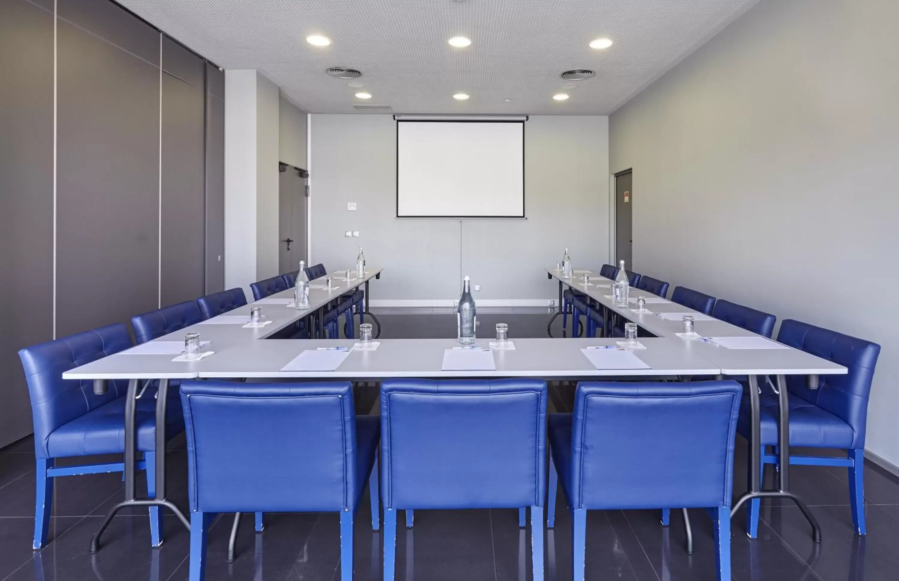 Meeting/conference room in Holiday Inn Express Lisbon Alfragide, an IHG Hotel