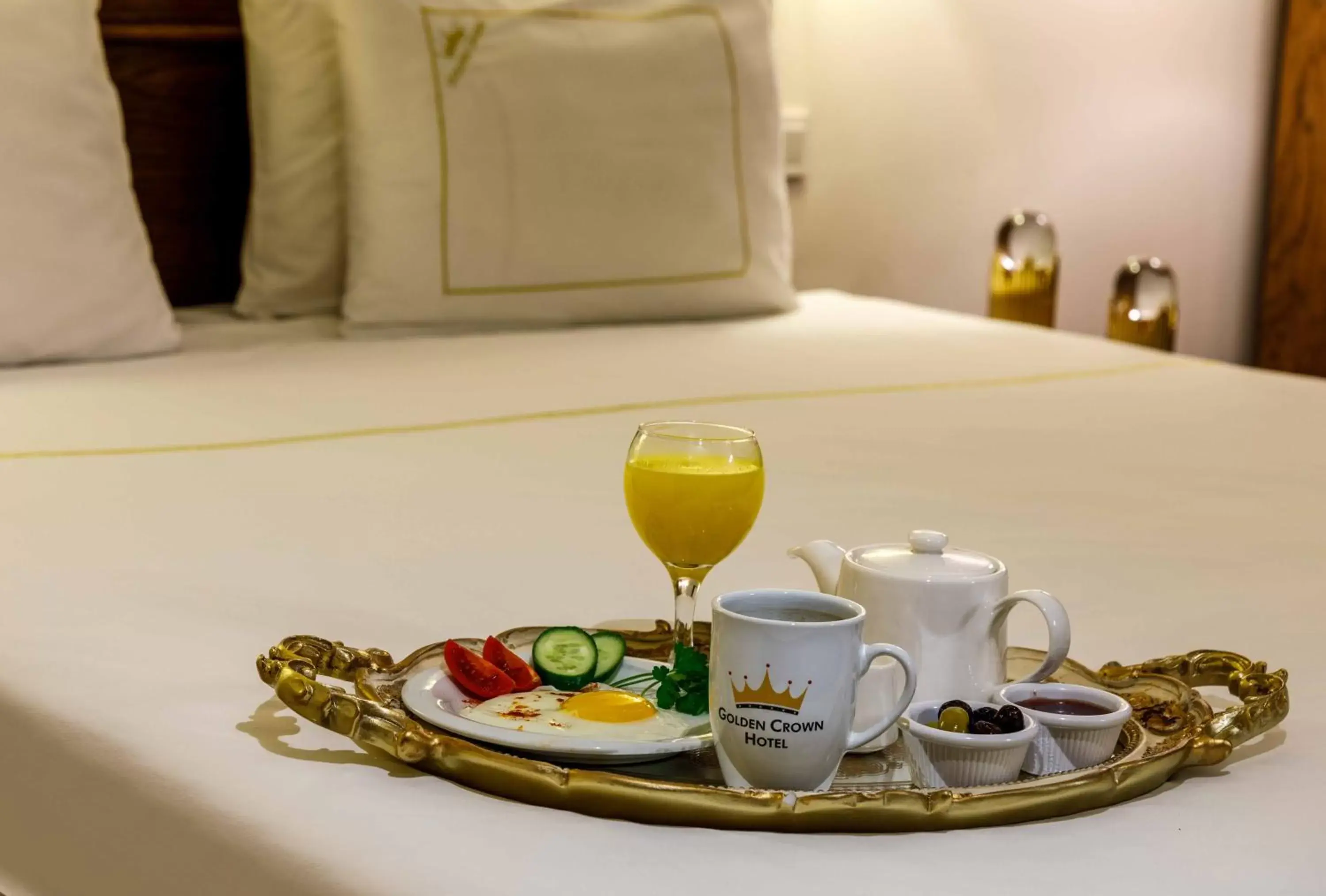 Coffee/tea facilities in Golden Crown Hotel
