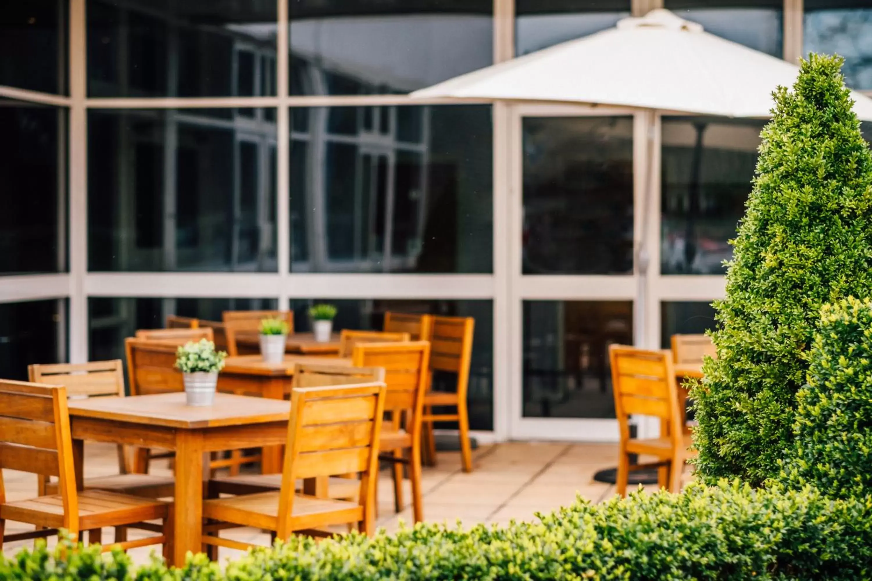 Patio in Holiday Inn Southampton, an IHG Hotel