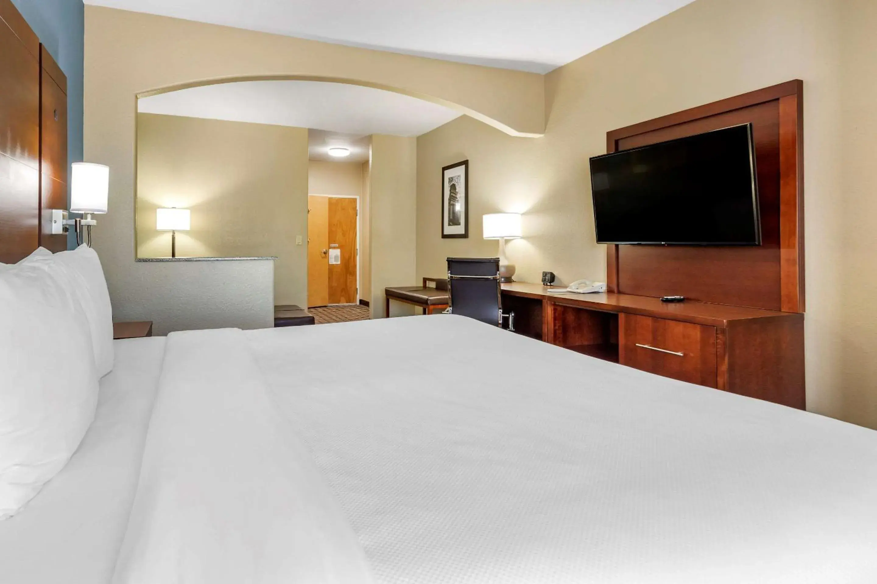 Photo of the whole room, Bed in Comfort Suites Georgetown