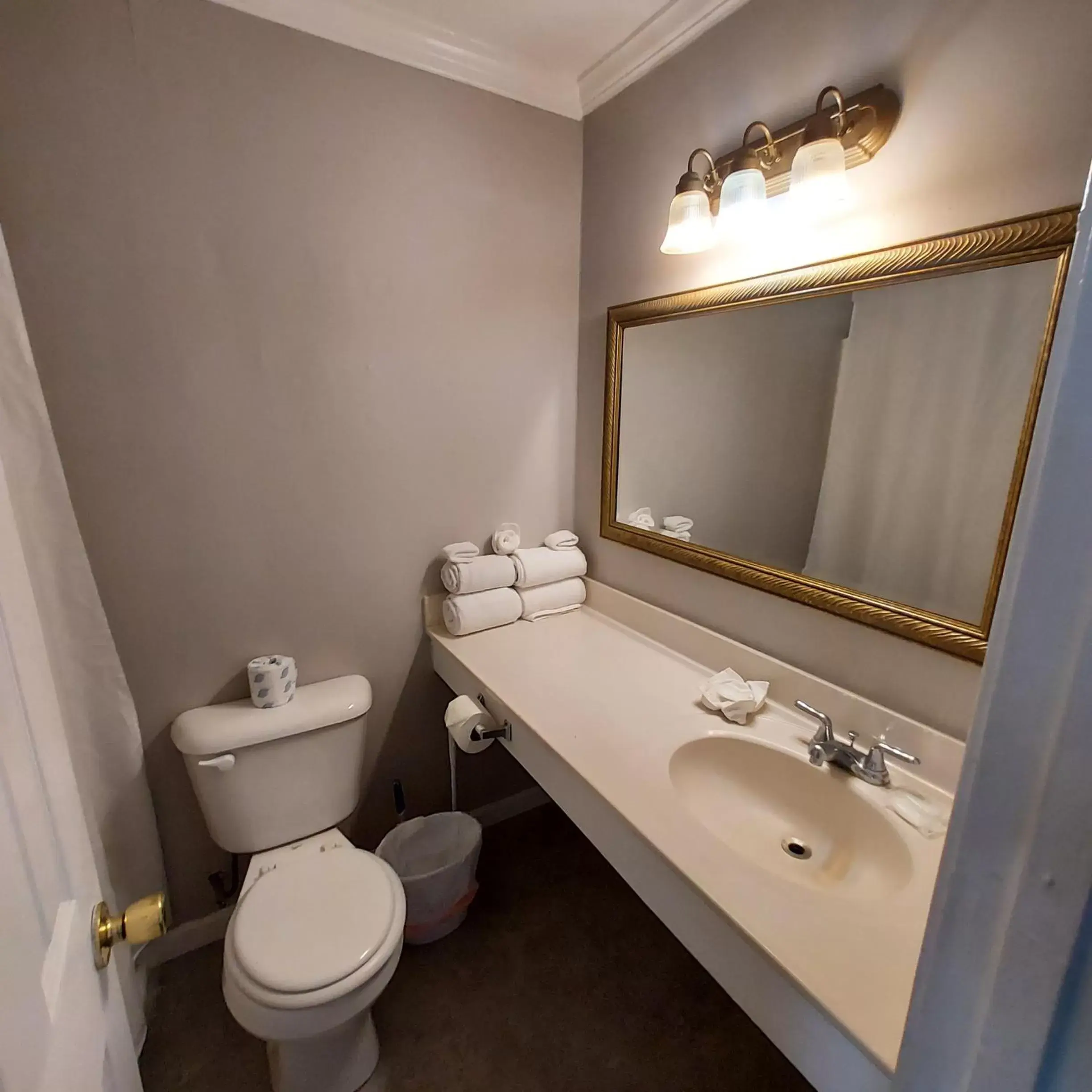 Bathroom in The Burgundy Inn Hotel and Apartments
