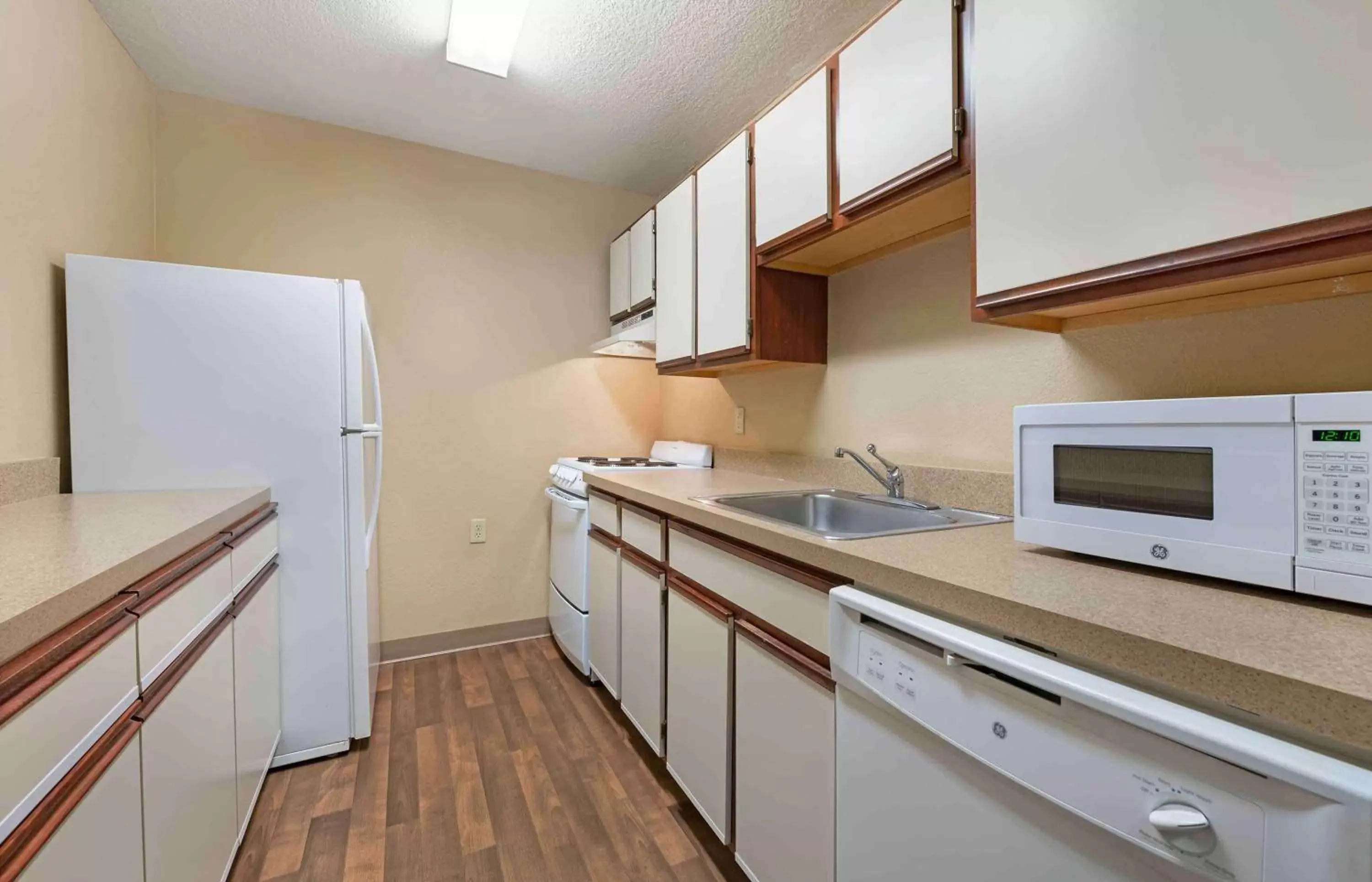 Bedroom, Kitchen/Kitchenette in Extended Stay America Suites - Fort Wayne - North