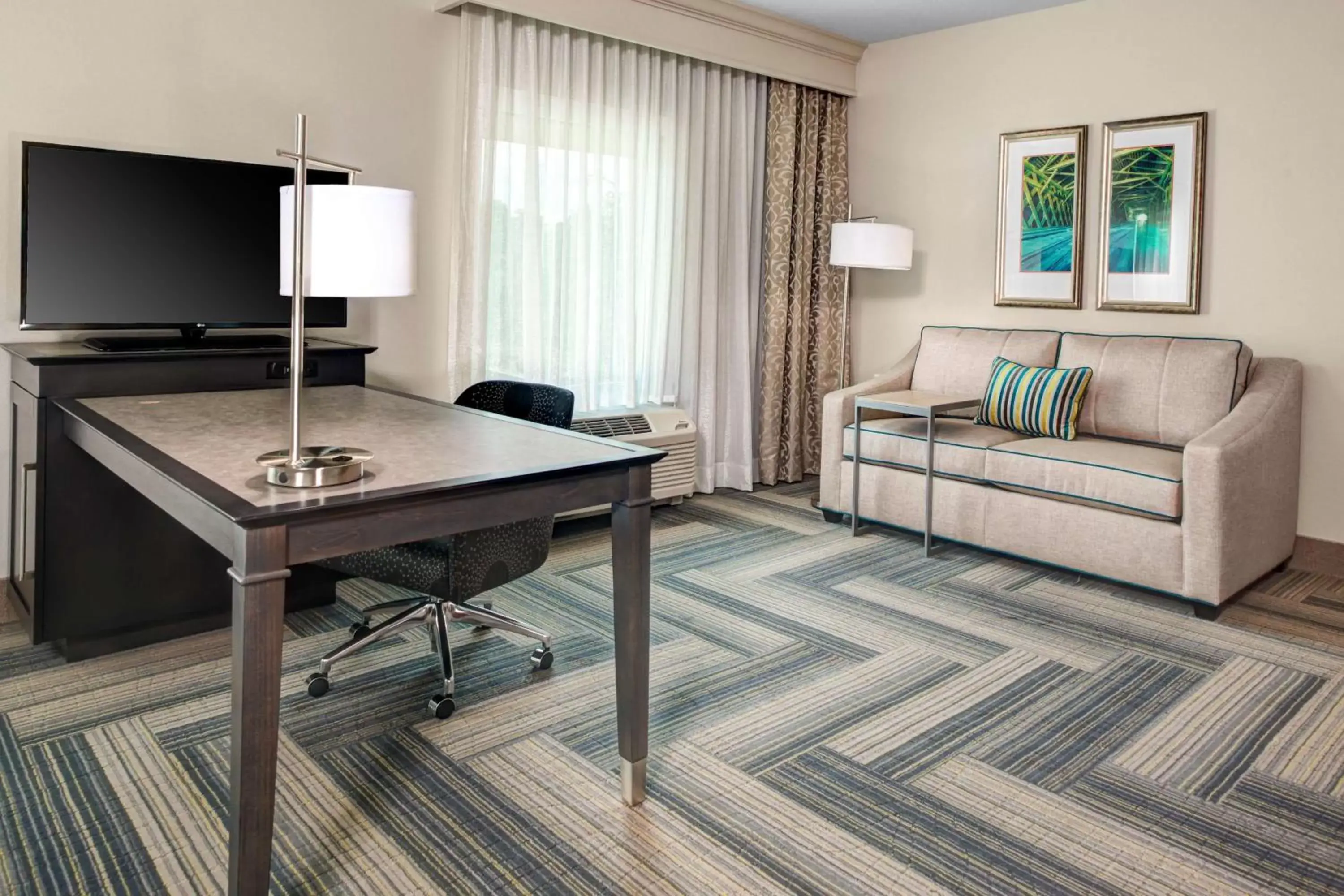 Living room, Seating Area in Hampton Inn & Suites by Hilton Atlanta Perimeter Dunwoody