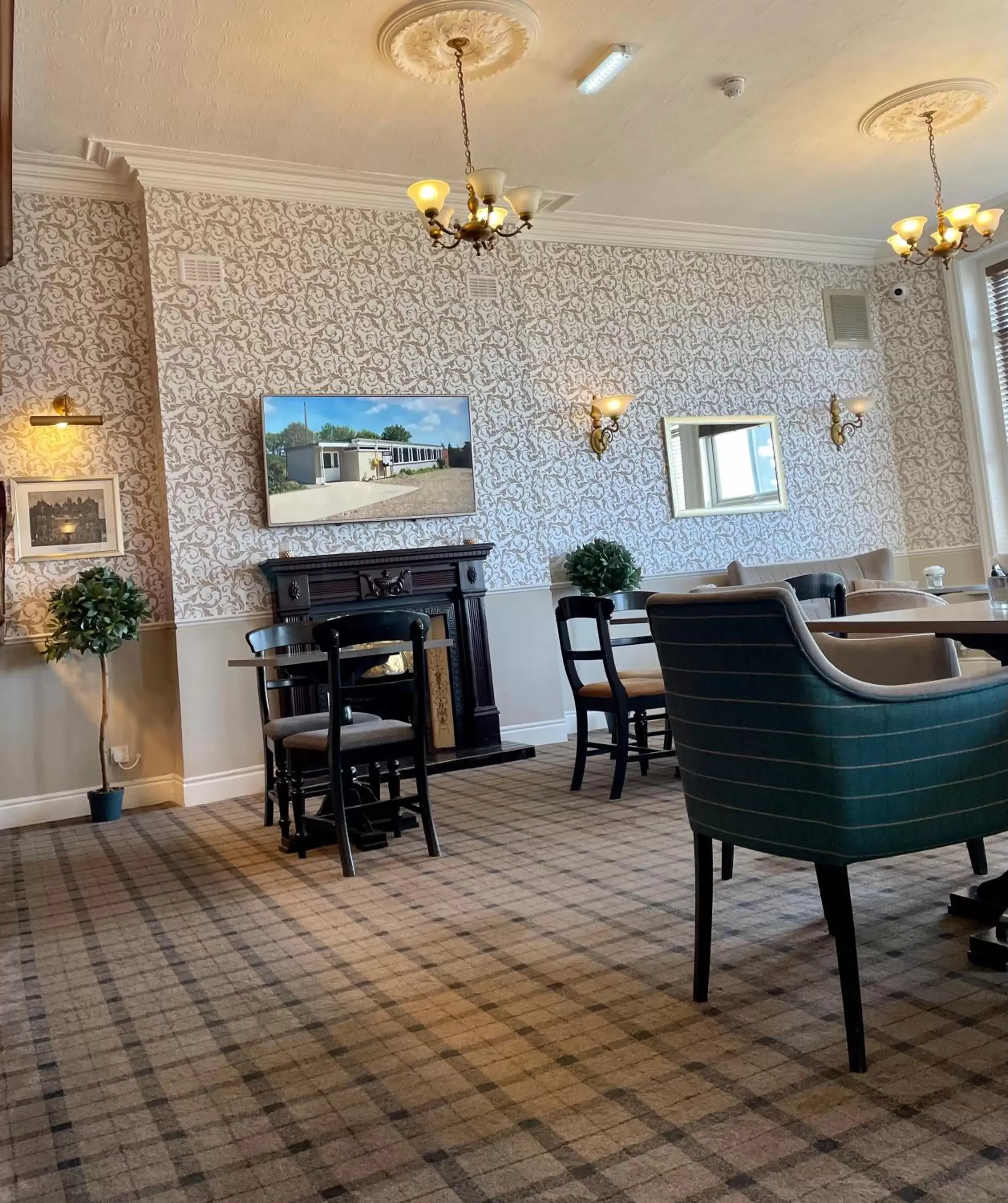 Lounge or bar, Restaurant/Places to Eat in The Clarendon Hotel