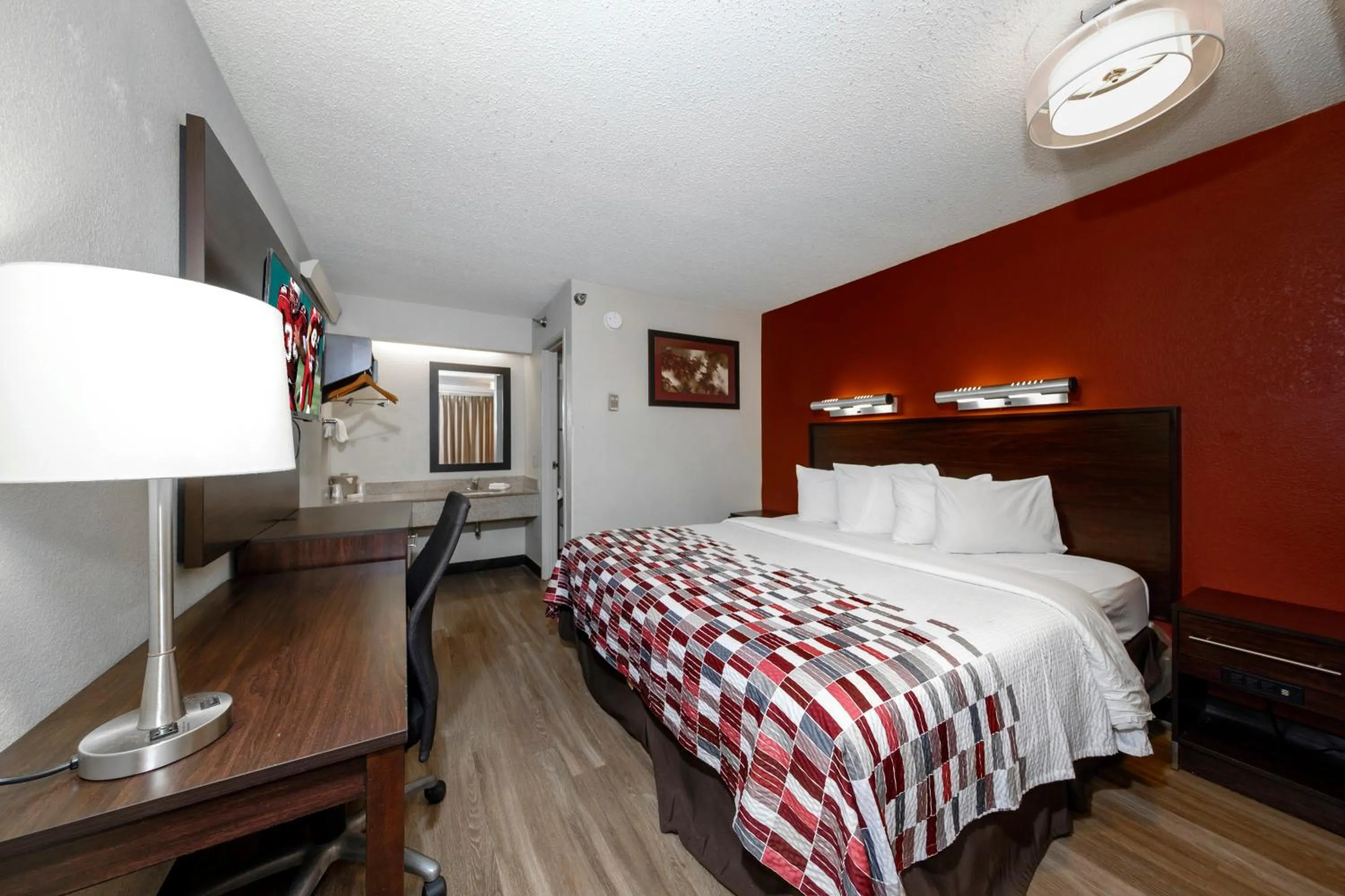 Photo of the whole room, Bed in Red Roof Inn Tampa - Brandon