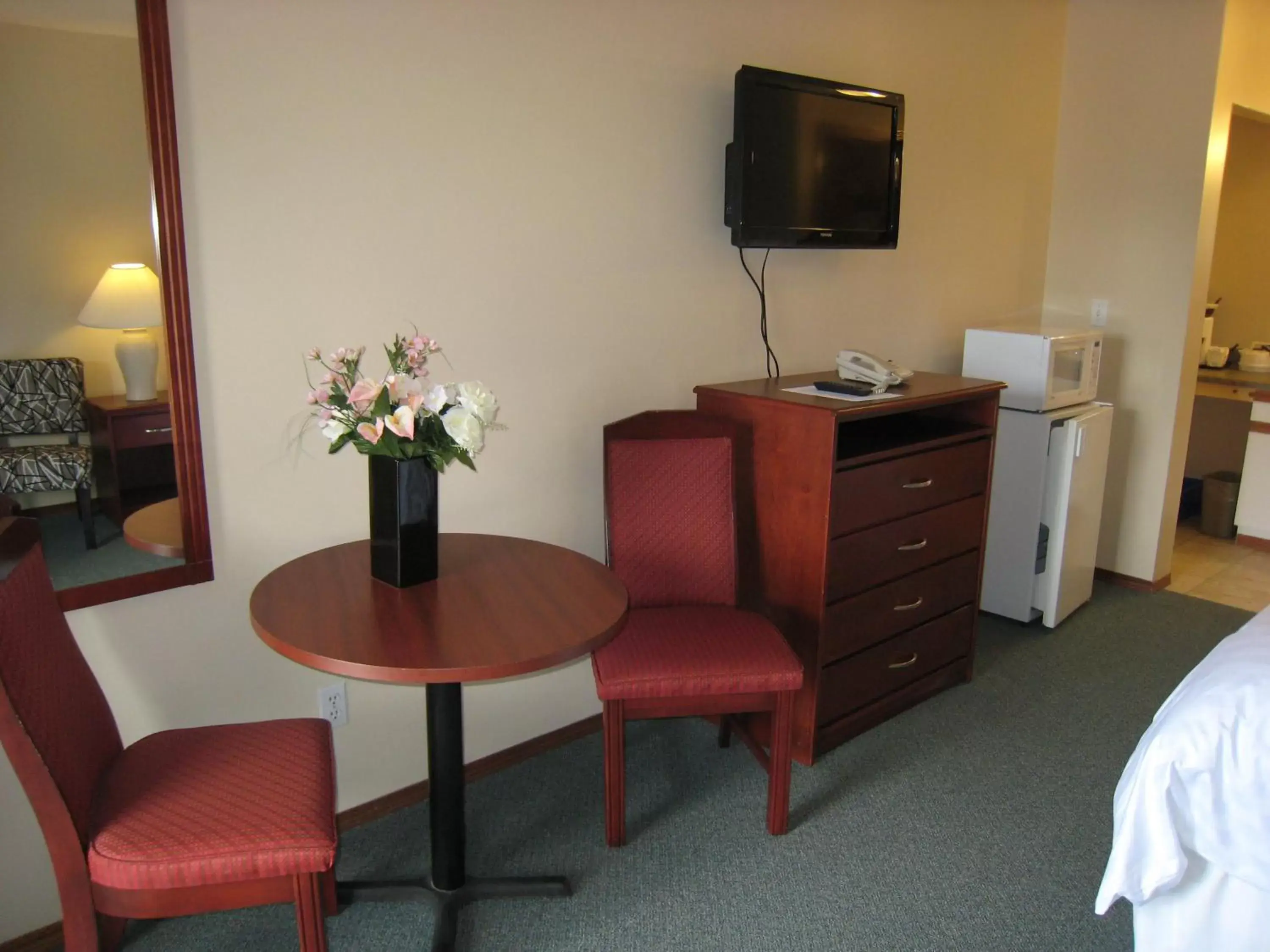 TV and multimedia, TV/Entertainment Center in Mary's Motel