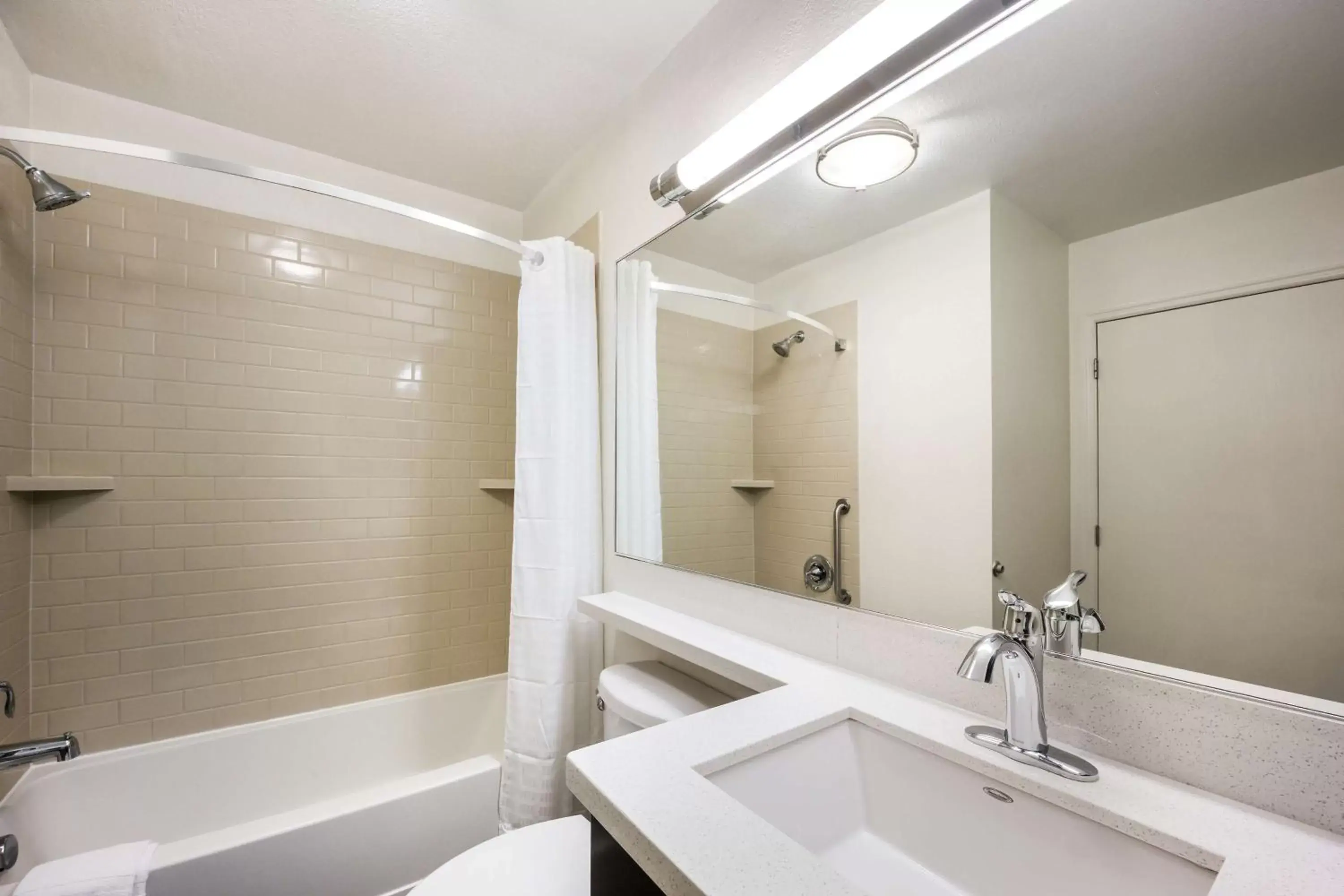 Bedroom, Bathroom in Sonesta Simply Suites Dallas Galleria