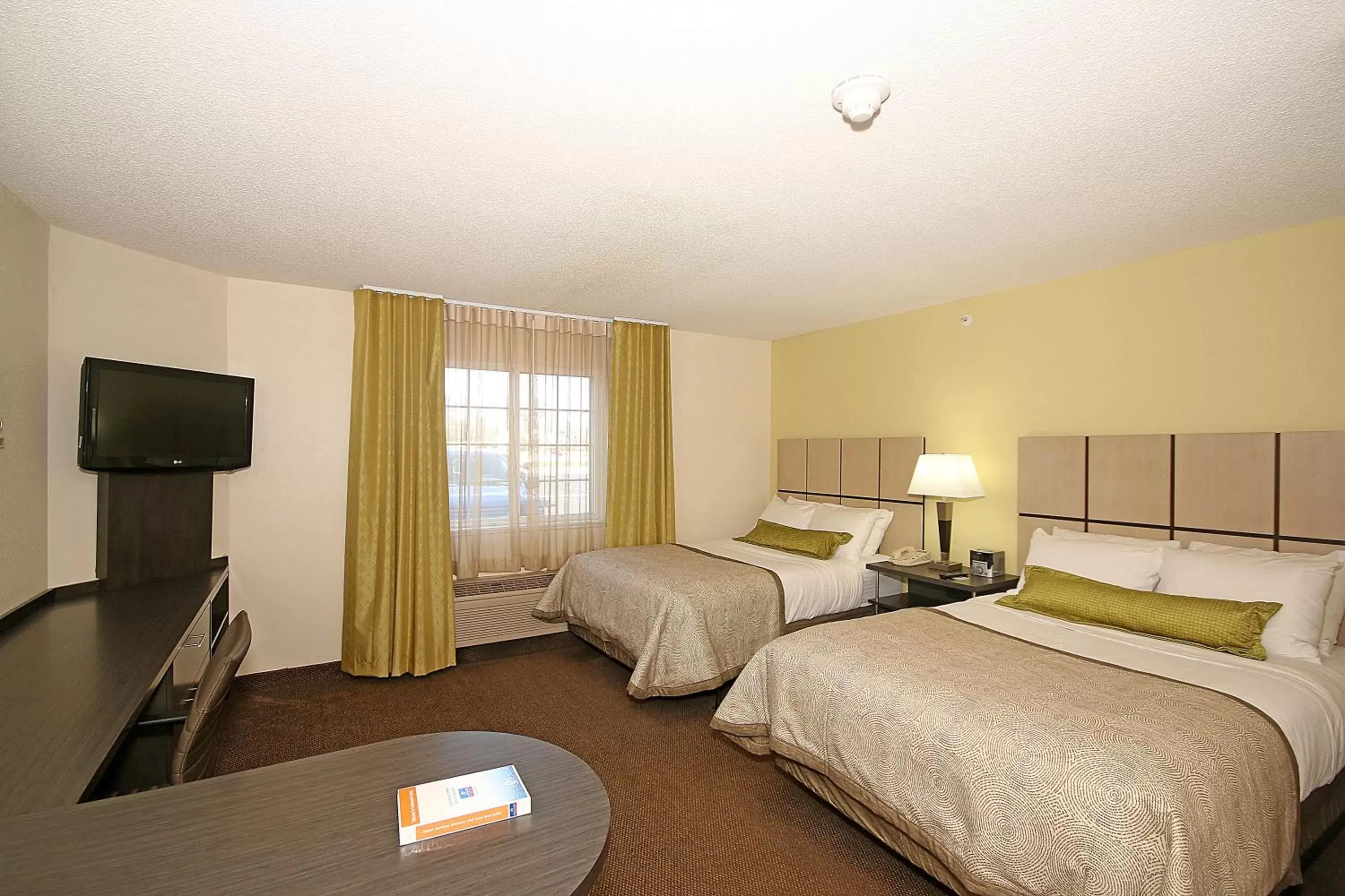 Photo of the whole room, TV/Entertainment Center in Candlewood Suites Newport News-Yorktown, an IHG Hotel