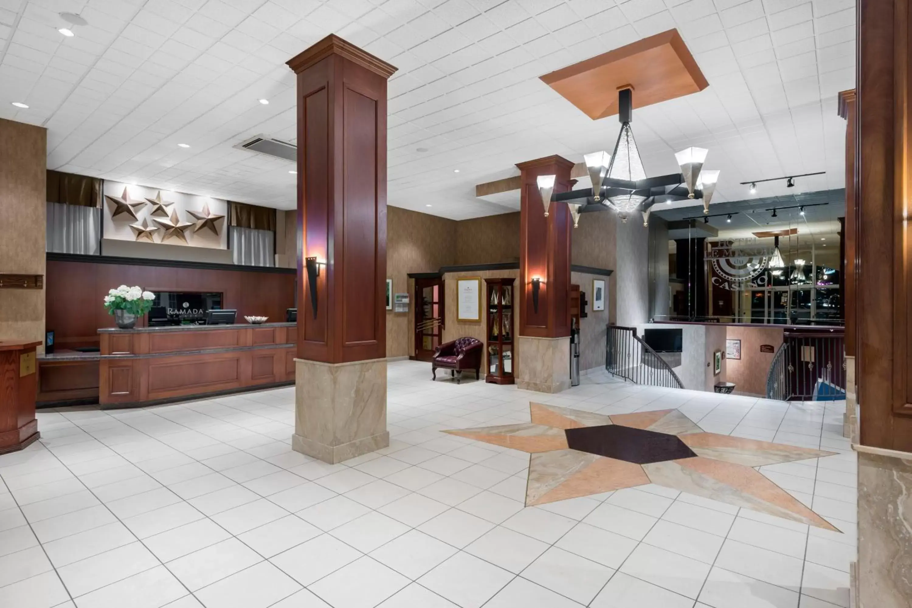 Lobby or reception, Lounge/Bar in Ramada Plaza by Wyndham Gatineau/Manoir du Casino