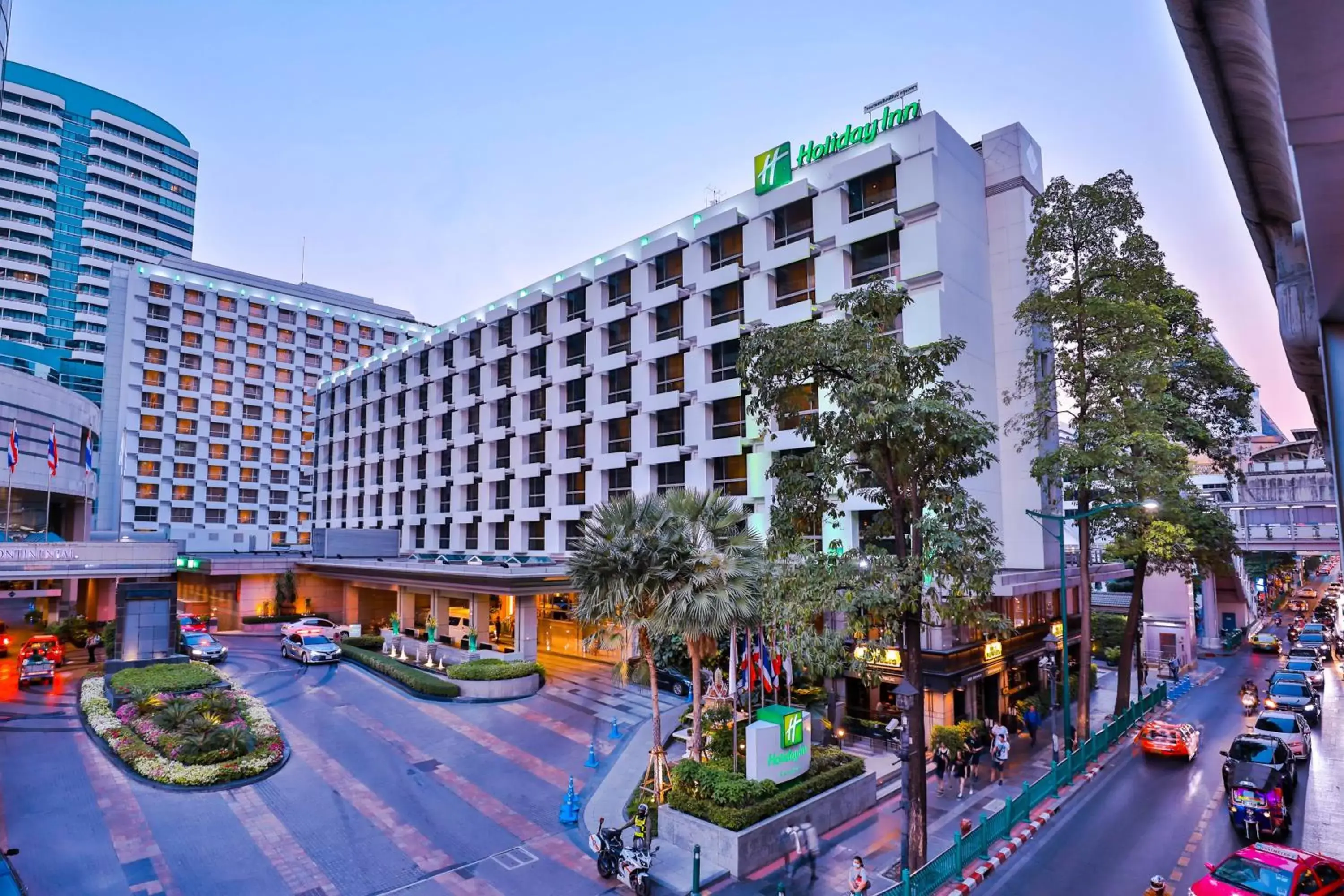 Property building in Holiday Inn Bangkok by IHG Property building in Holiday Inn Bangkok by IHG