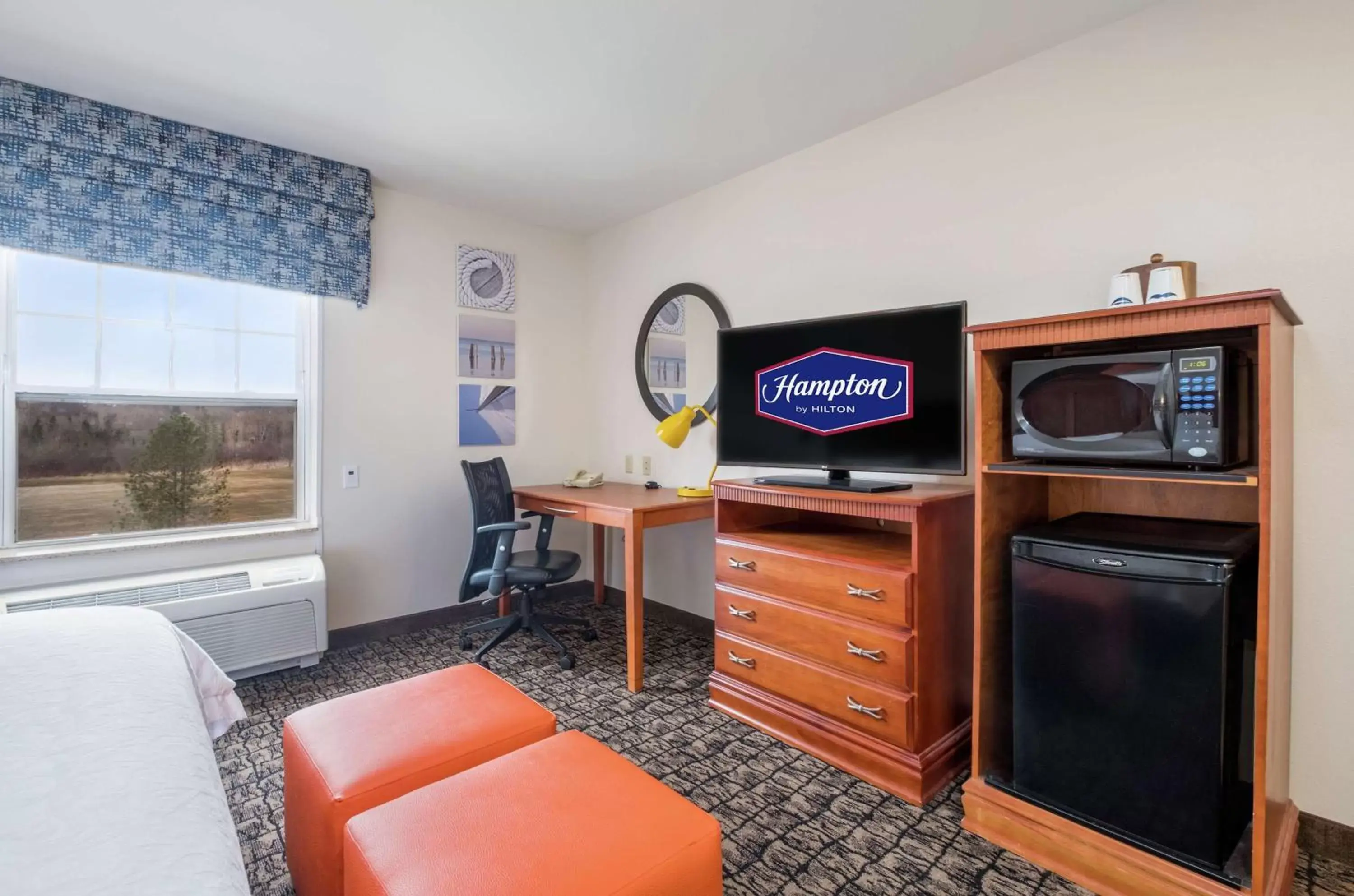 Bedroom, TV/Entertainment Center in Hampton Inn & Suites Rockland