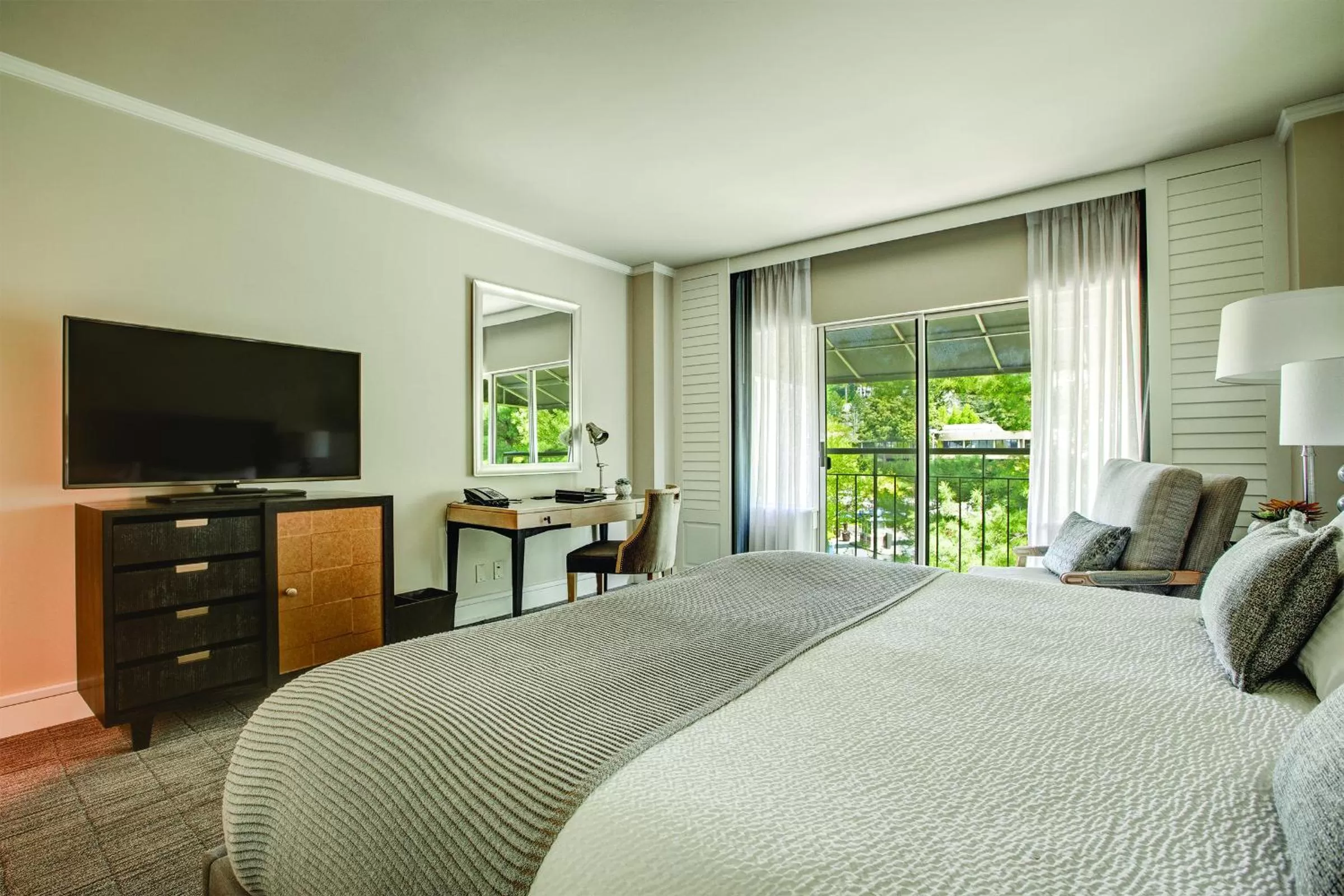 TV and multimedia, Bed in The Woodmark Hotel & Still Spa on Lake Washington