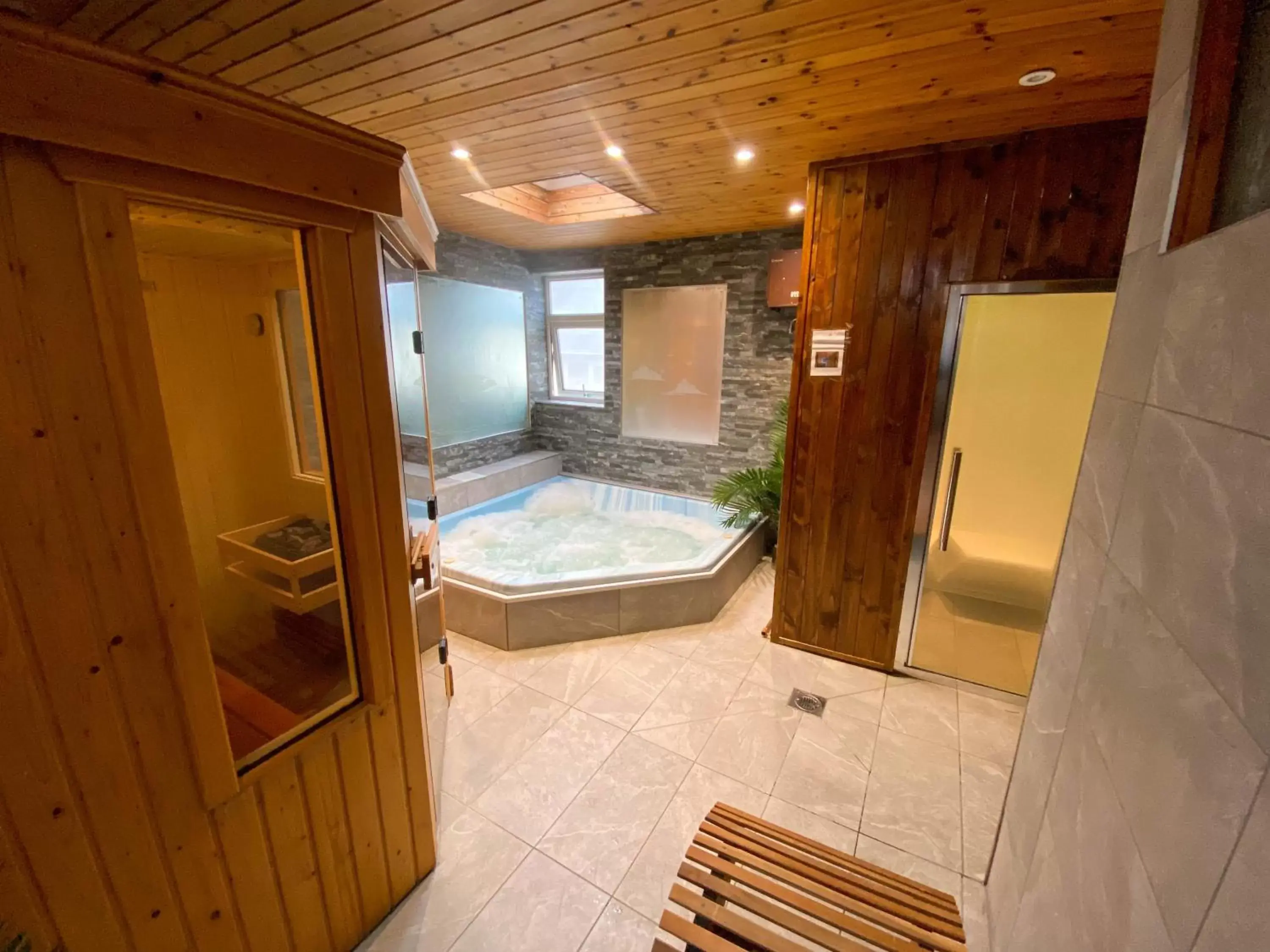 Hot Tub, Swimming Pool in Glan Aber Hotel