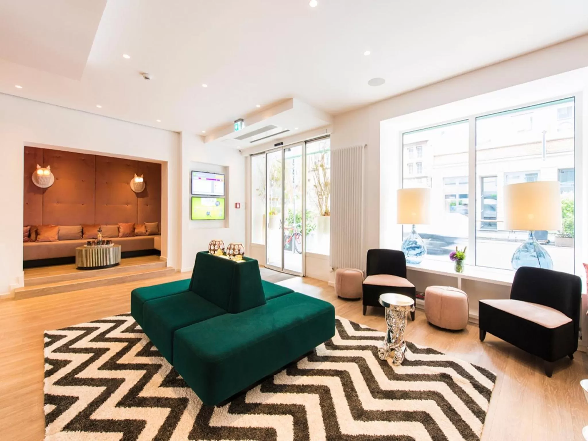 Communal lounge/ TV room, Lounge/Bar in Ambassador Hotel