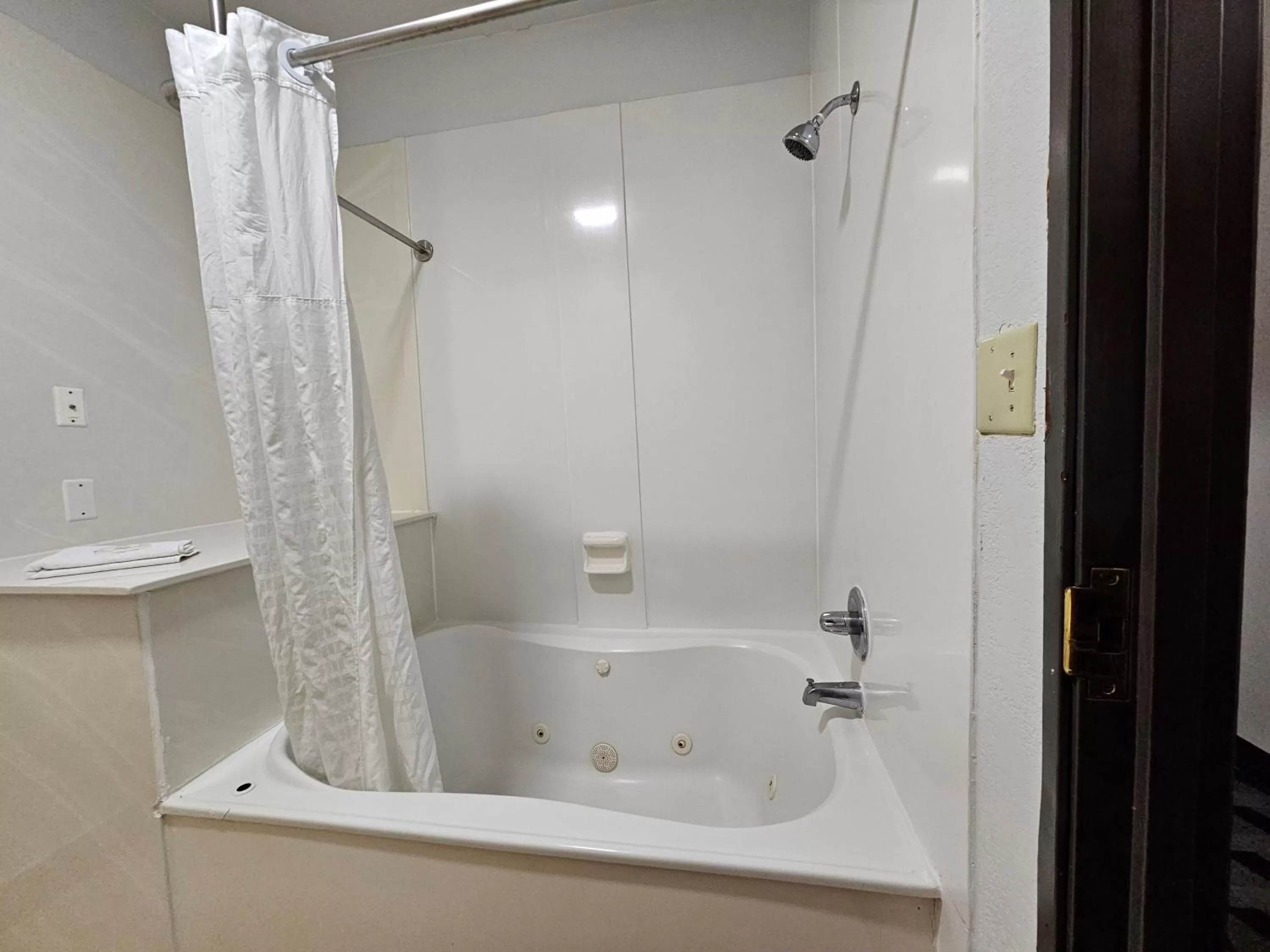 Shower in Quality Inn & Suites Irving DFW Airport South