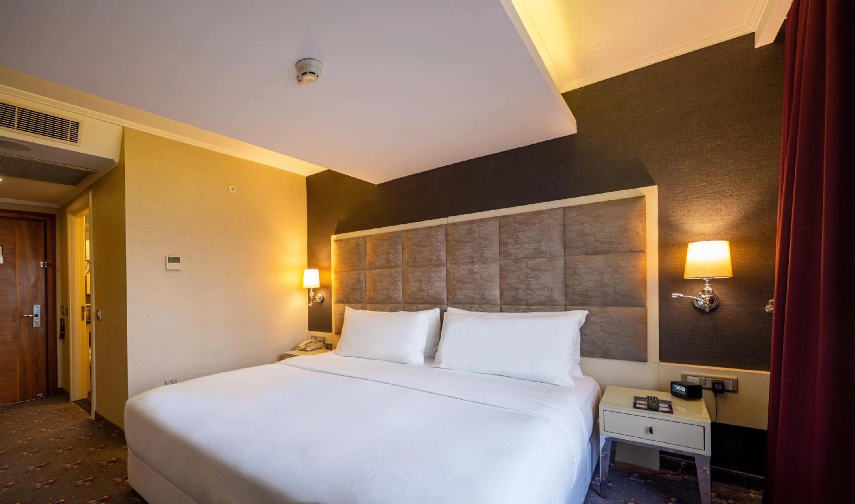 Bed in DoubleTree by Hilton Izmir - Alsancak