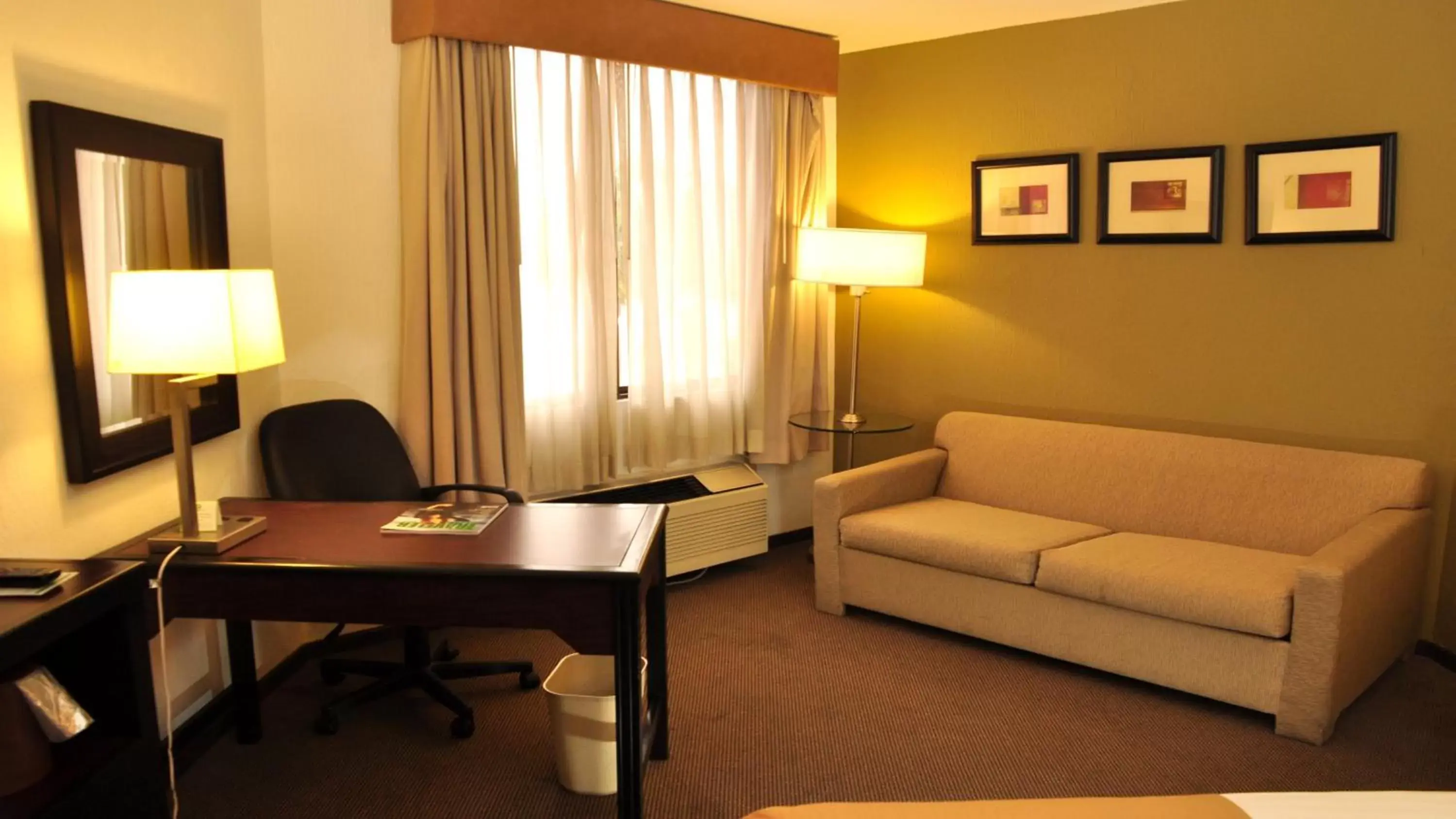 Photo of the whole room, Seating Area in Holiday Inn Tijuana Zona Rio, an IHG Hotel