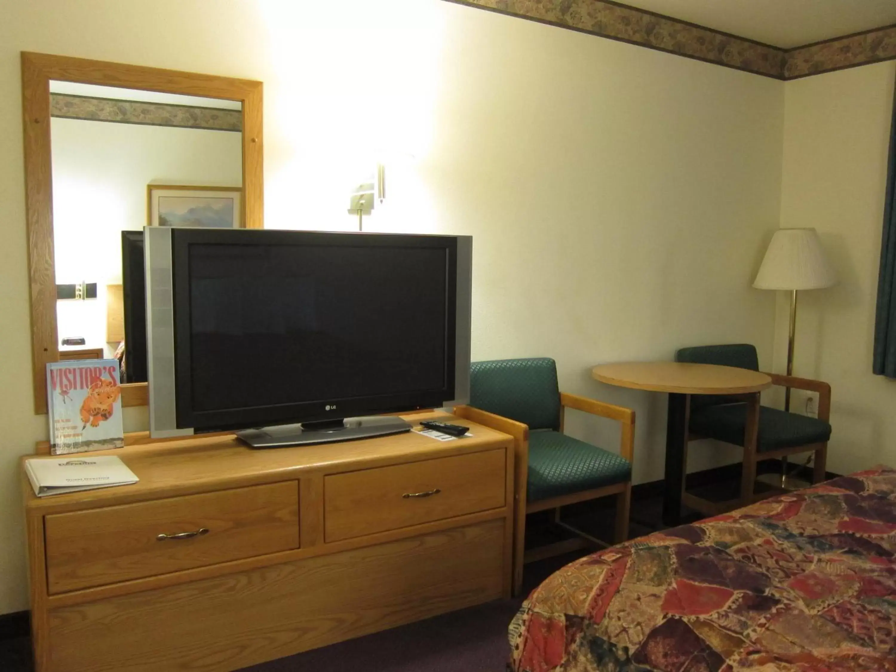 Queen Room - Disability Access/Non-Smoking in Days Inn by Wyndham Ocean Shores