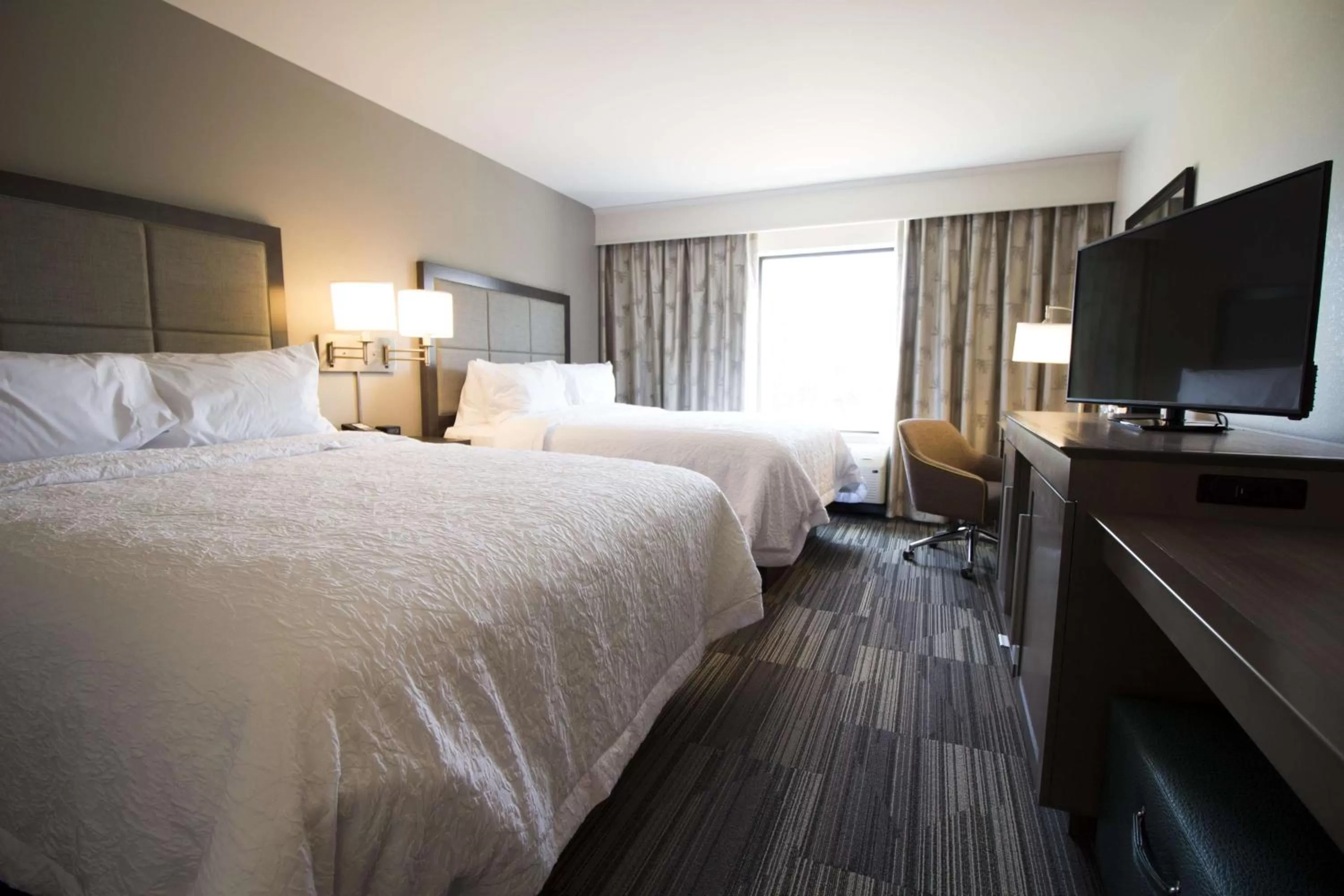 Bed in Hampton Inn Decatur, Mt. Zion, IL