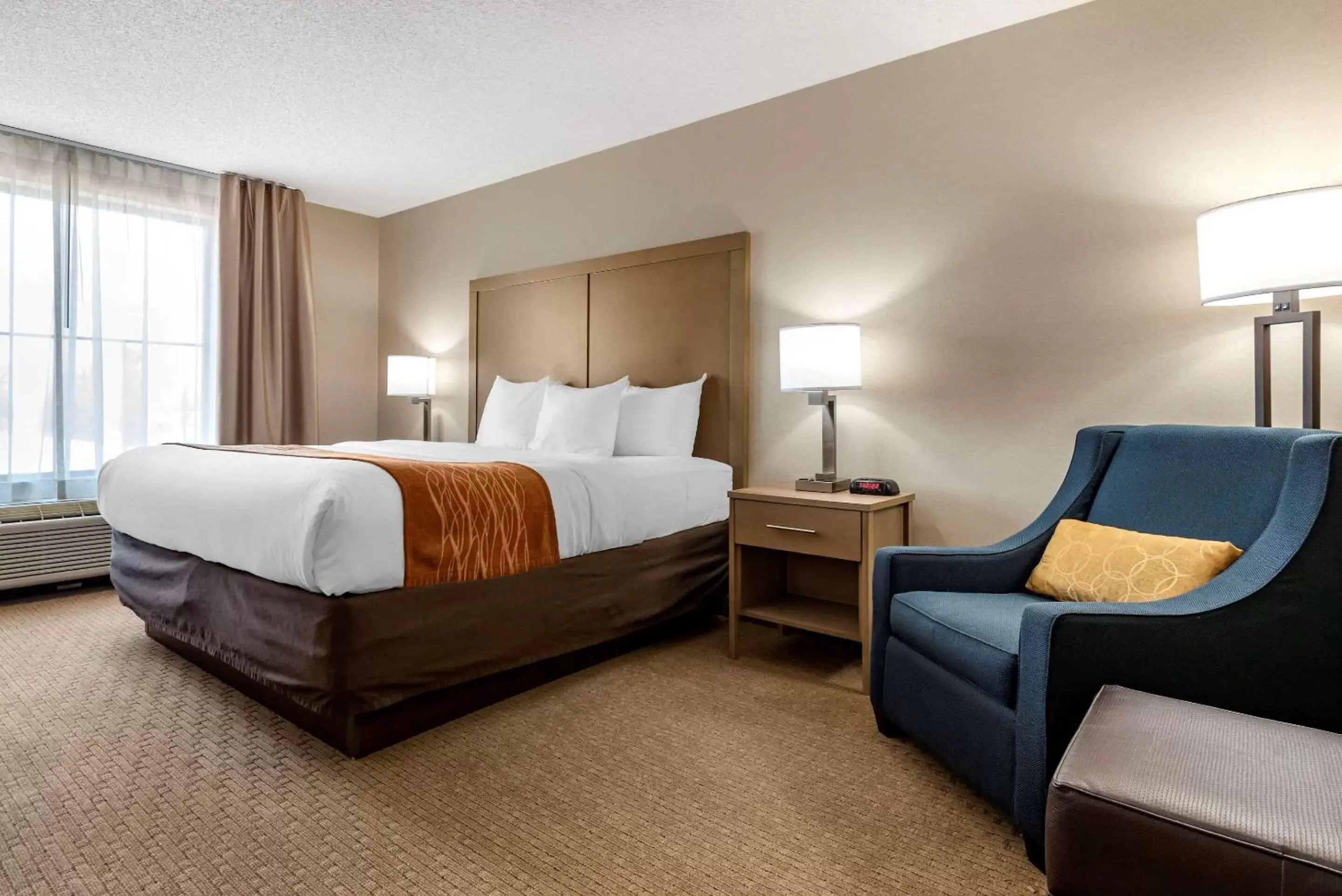 Photo of the whole room, Bed in Comfort Inn & Suites Farmington - Victor