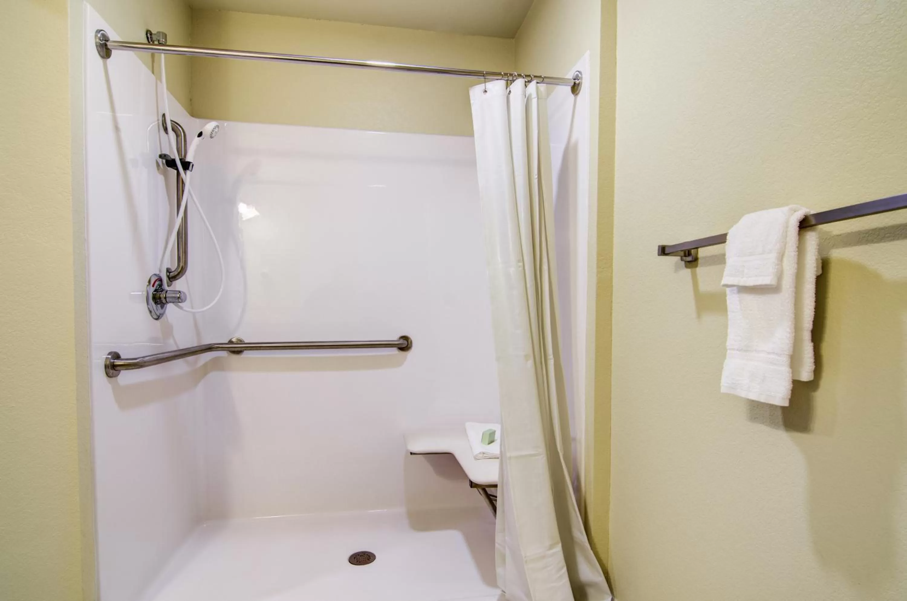 Shower in Cobblestone Inn & Suites-Winterset