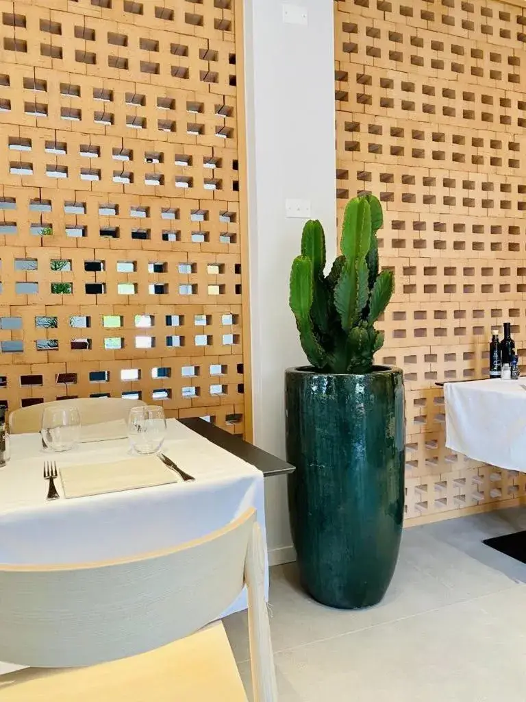 Restaurant/places to eat, Bathroom in Hotel Marolda