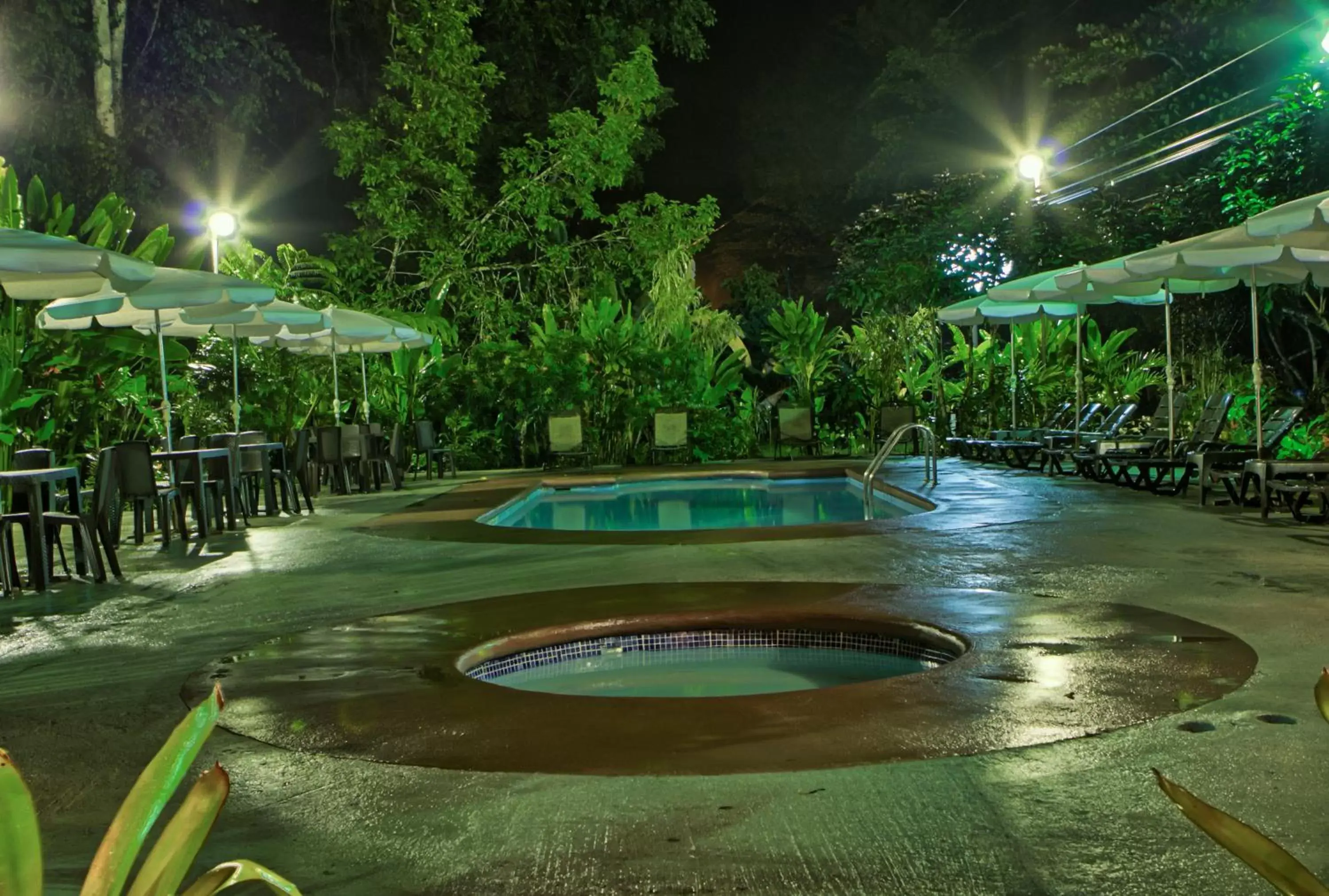 Swimming Pool in Hotel La Isla Inn