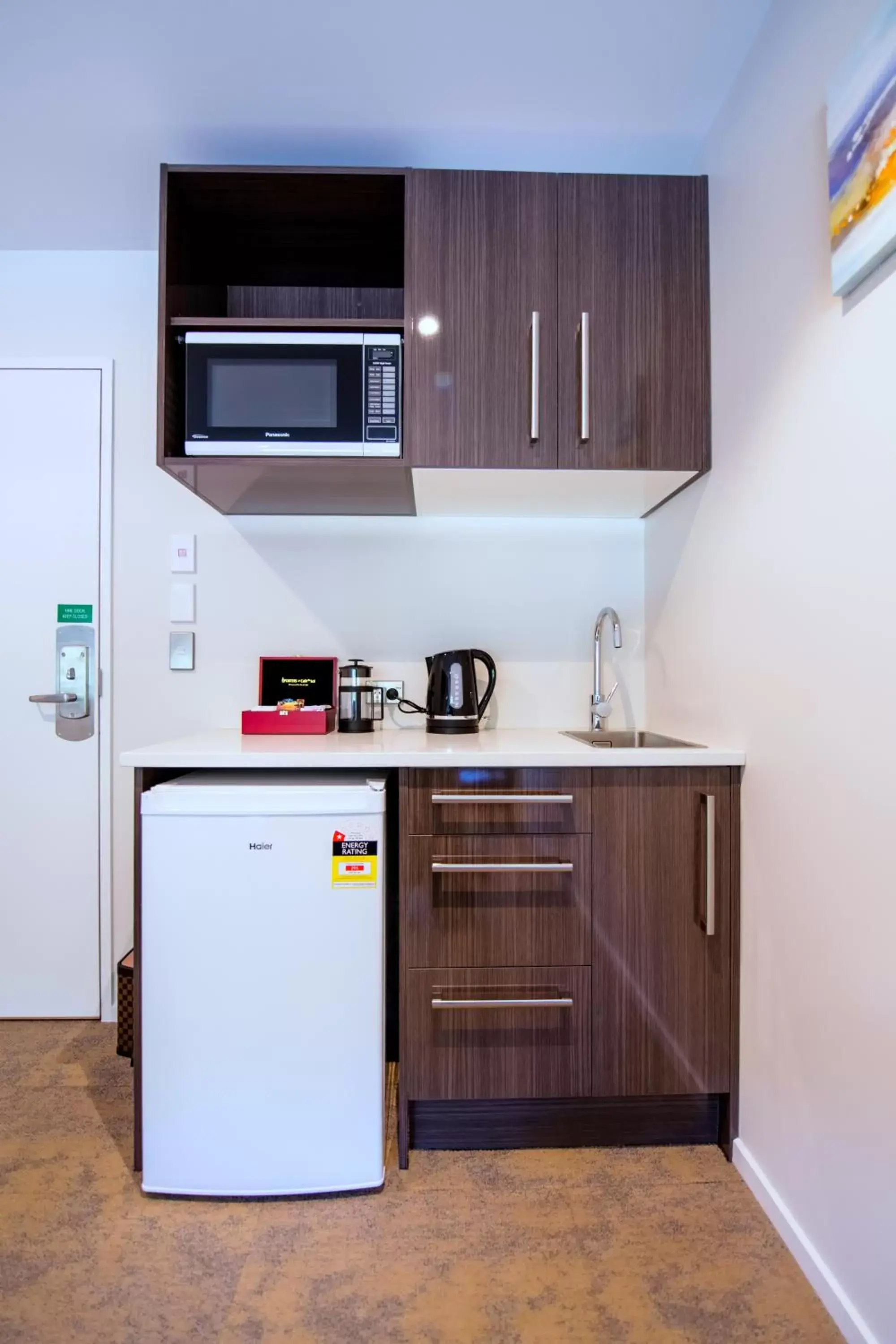 Coffee/tea facilities, Kitchen/Kitchenette in Best Western Alpine Hotel