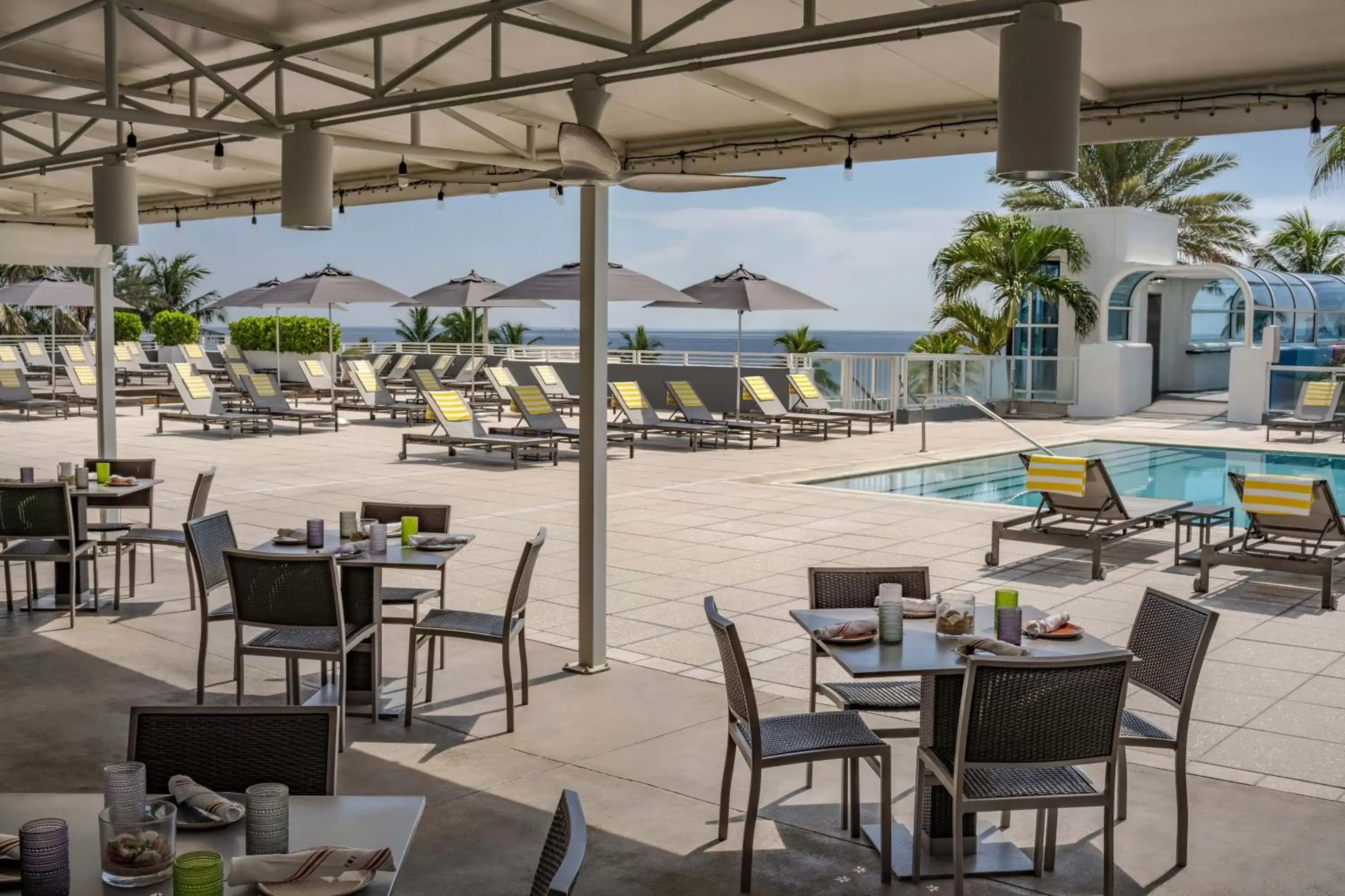 Swimming pool, Restaurant/Places to Eat in The Westin Fort Lauderdale Beach Resort