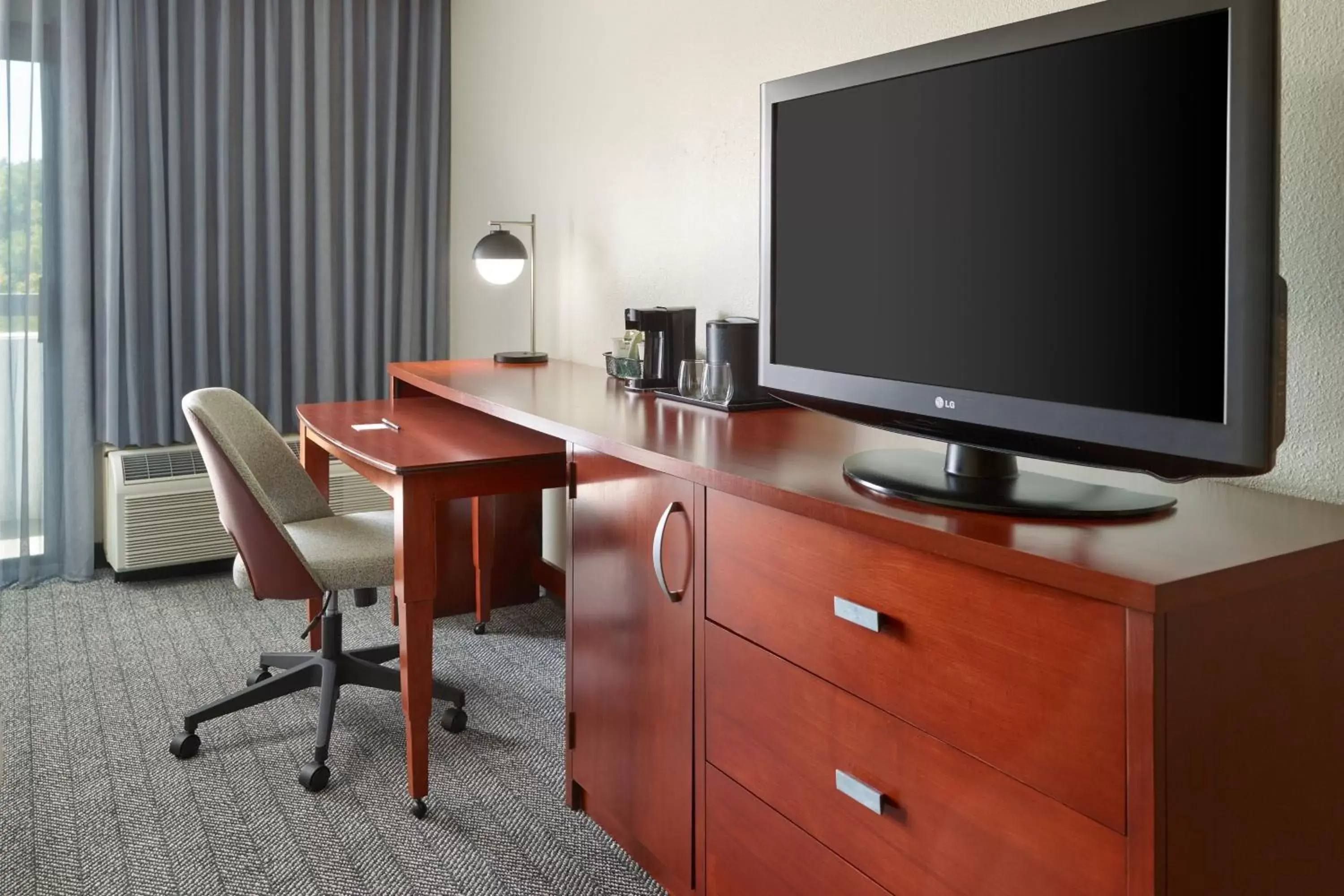 Photo of the whole room, TV/Entertainment Center in Courtyard by Marriott Atlanta Executive Park/Emory