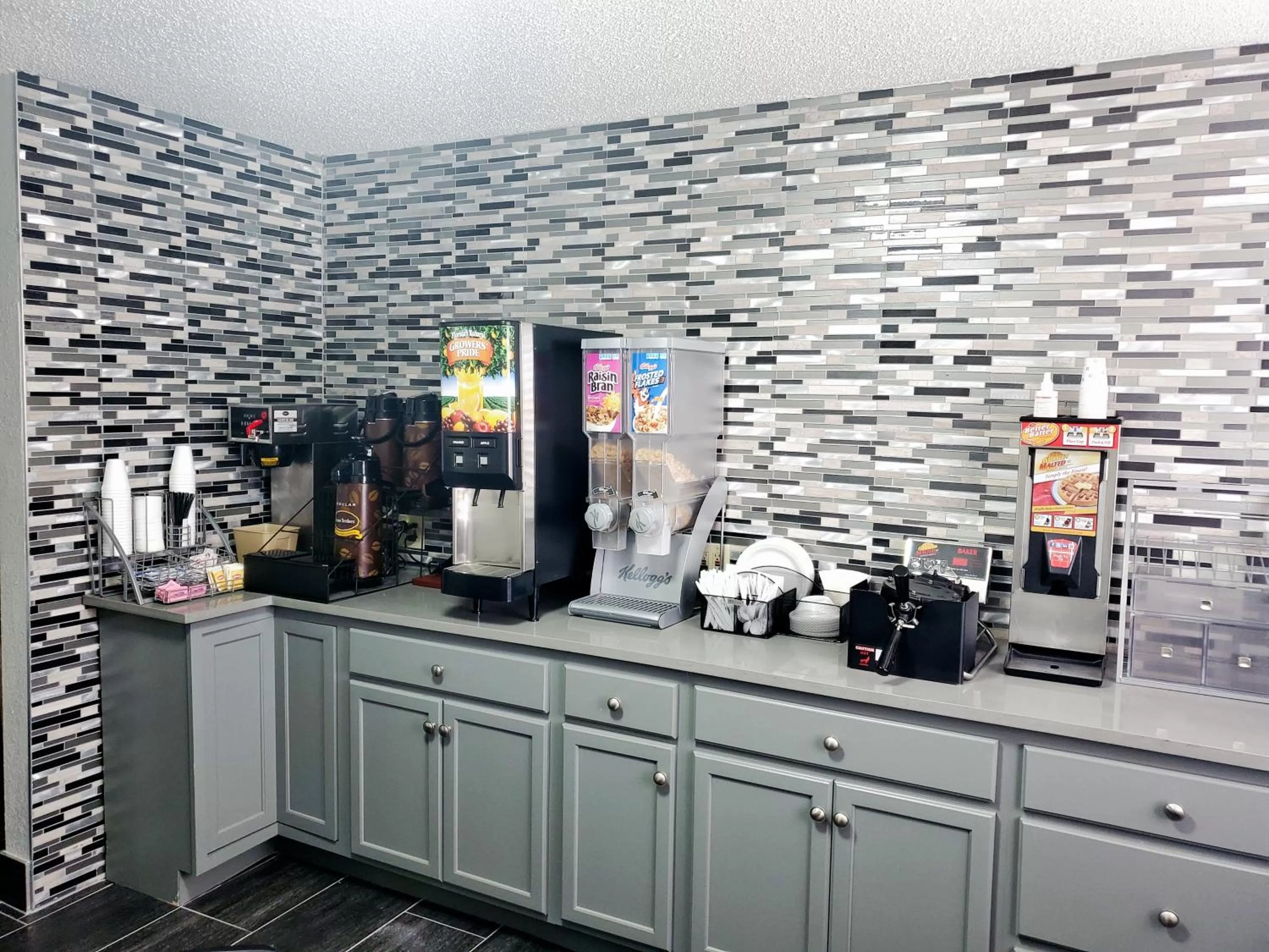 Food and drinks in Super 8 by Wyndham Kansas City at Barry Road/Airport