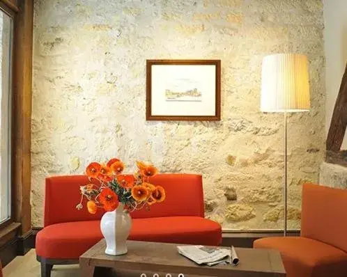 Lobby or reception in Hotel de L'Universite Lobby or reception in Hotel de L'Universite