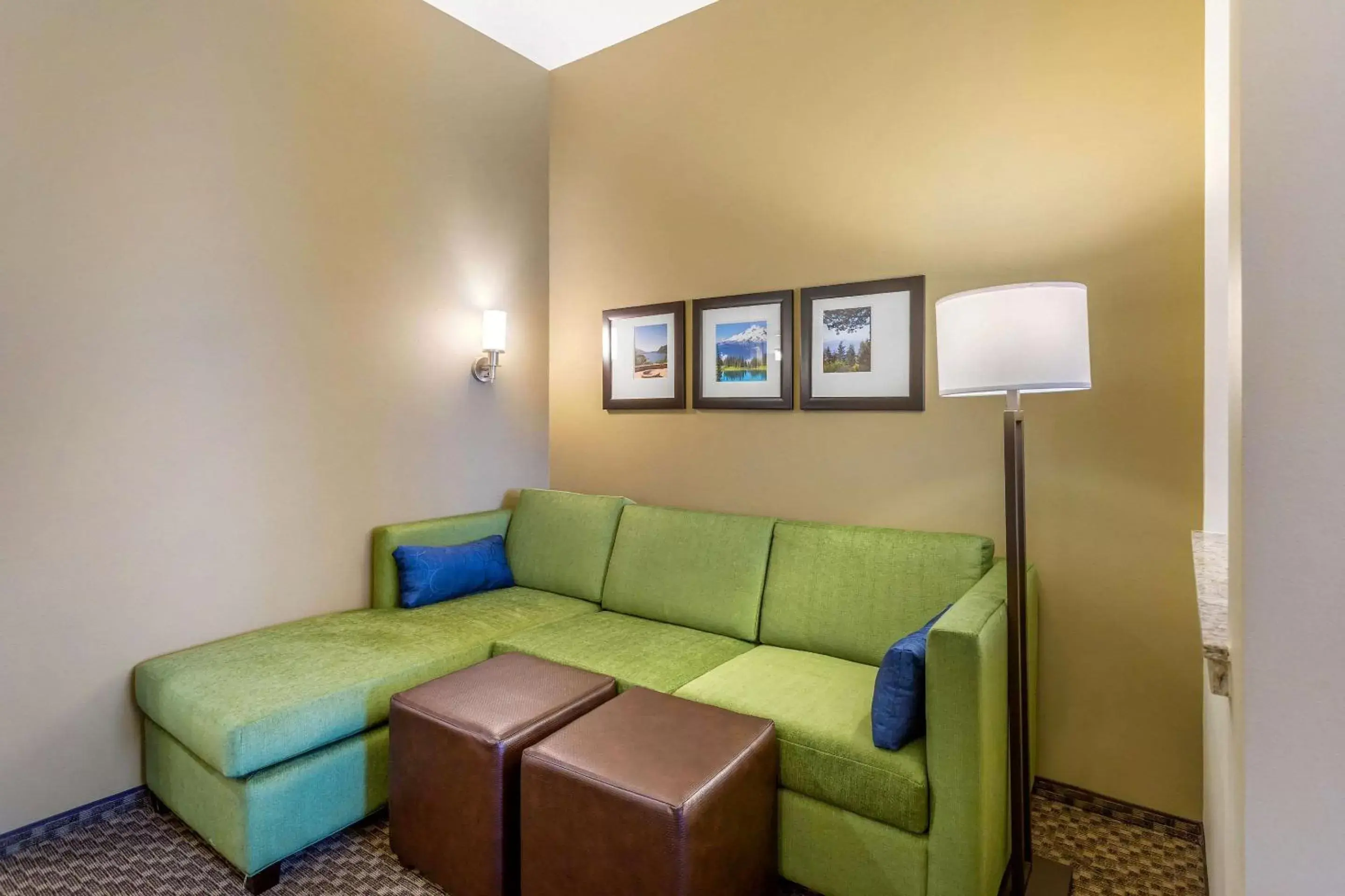 Photo of the whole room, Seating Area in Comfort Suites Burlington near I-5