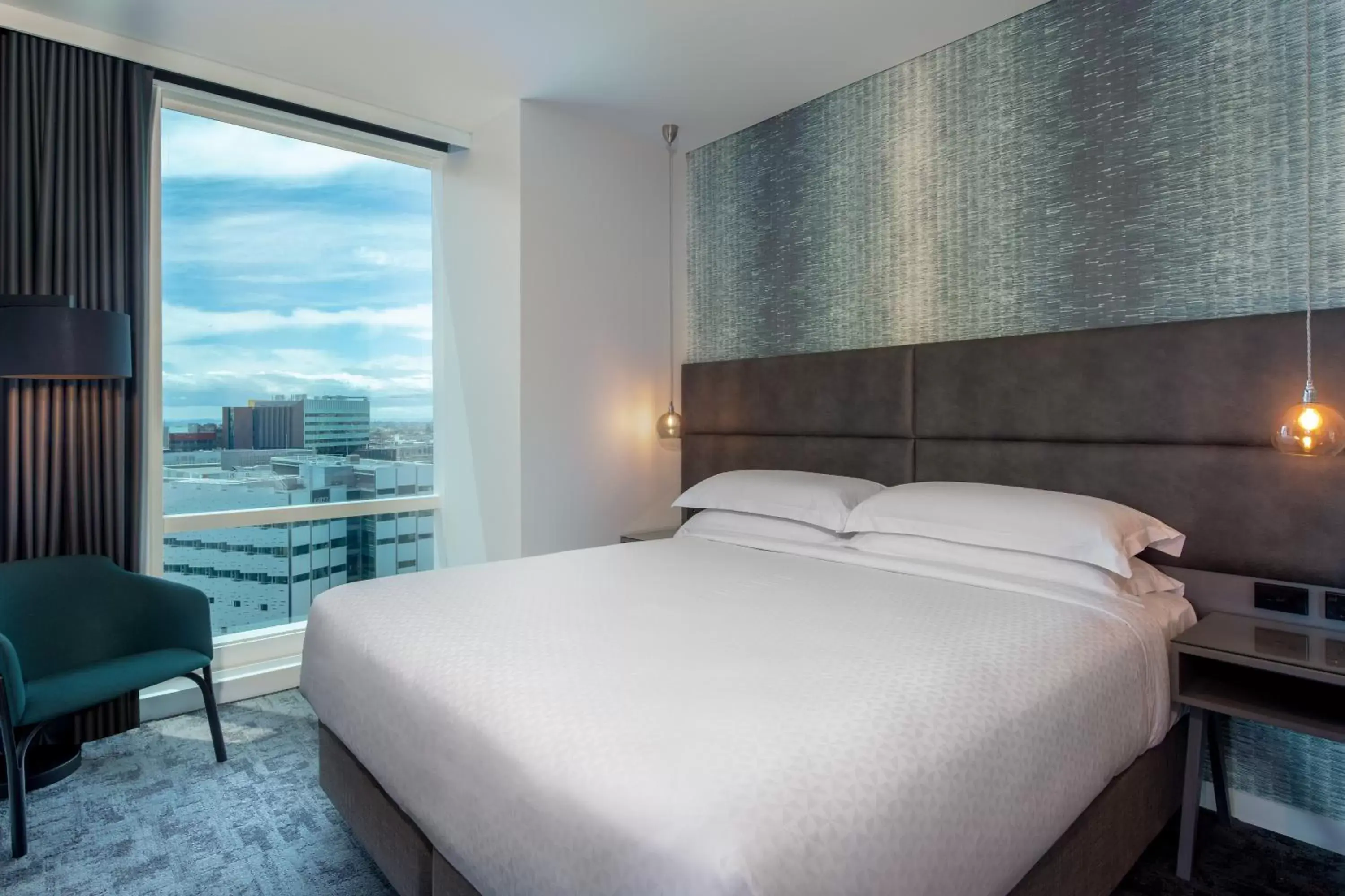 Bedroom, Bed in Four Points by Sheraton Auckland
