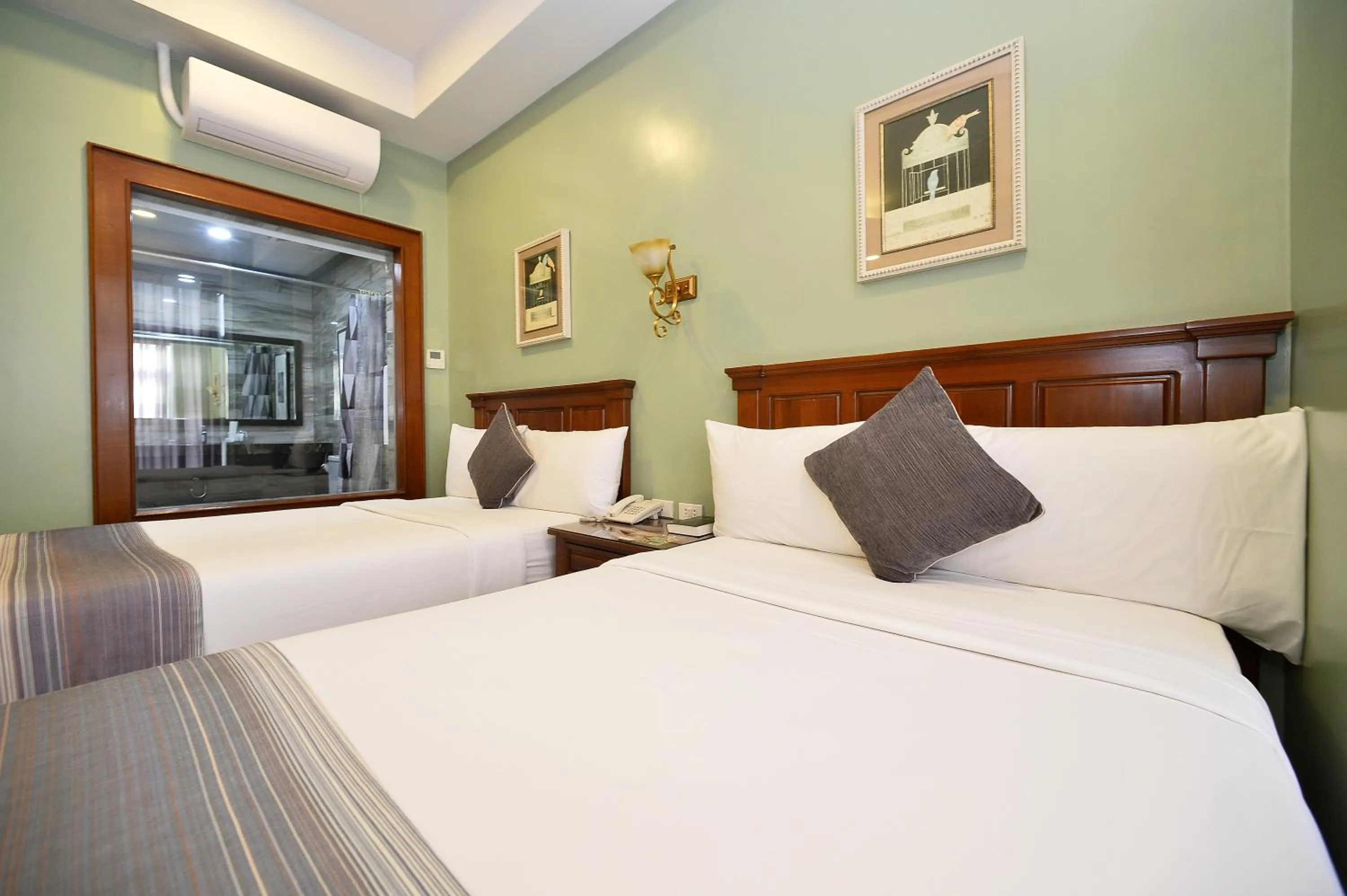 Bed in Paragon Hotel and Suites