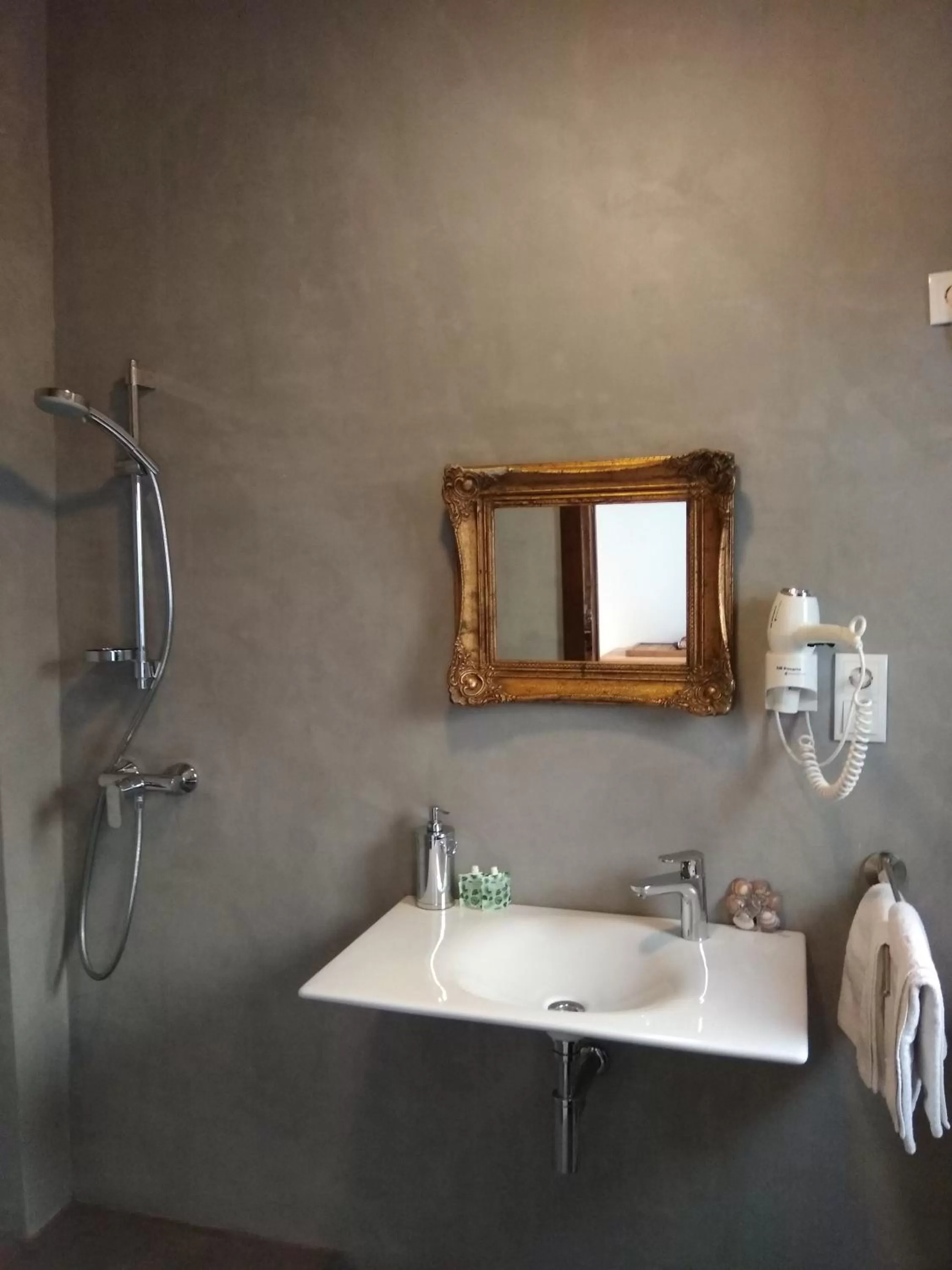 Bathroom in La Maga Rooms