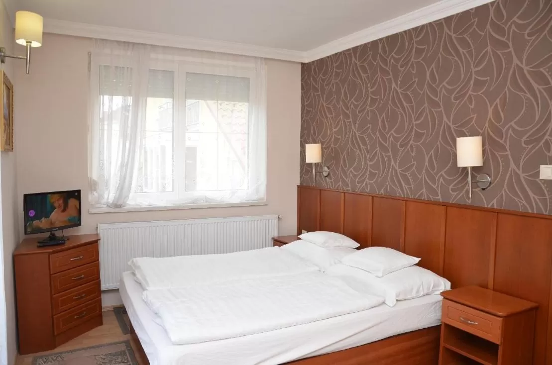 Bed in Szieszta Panzió