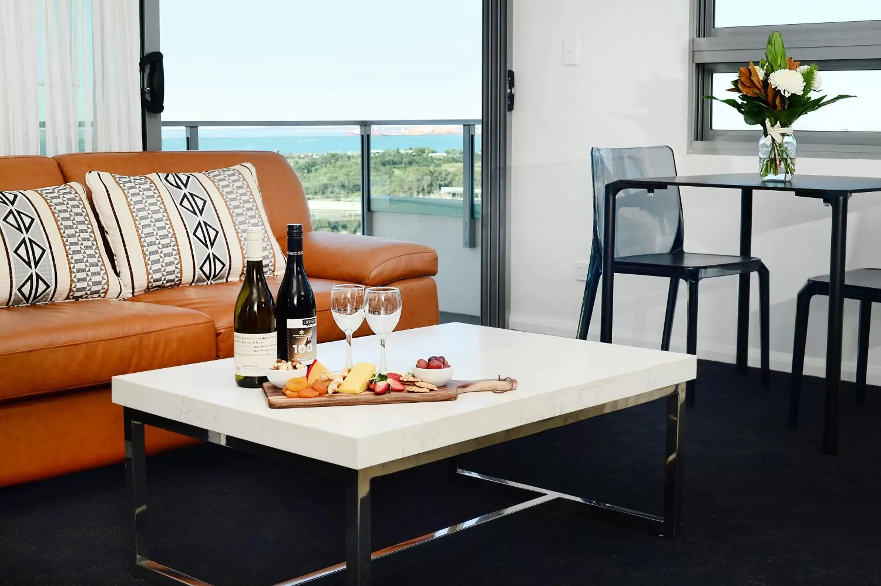 Living room, Seating Area in Oaks Gladstone Grand Hotel