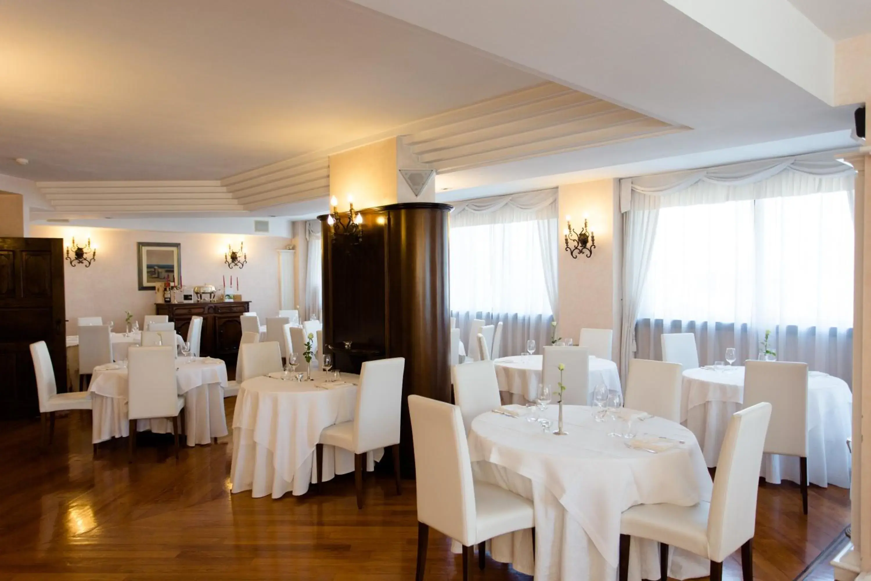 Restaurant/Places to Eat in Hostellerie Du Cheval Blanc