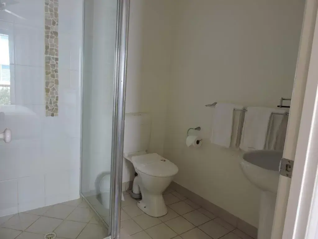 Bathroom in Koola Beach Apartments Bargara