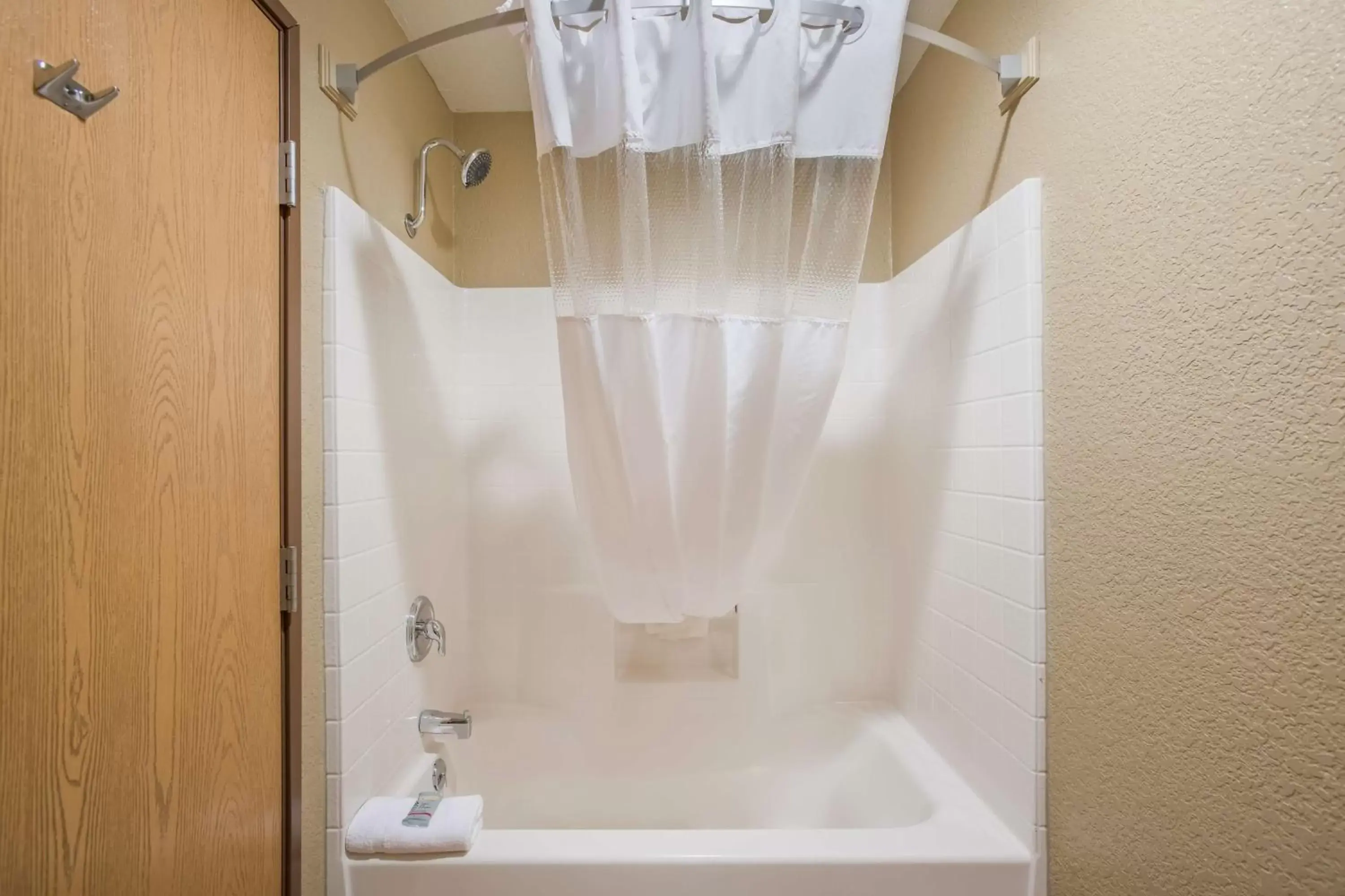 Bathroom in Best Western Harbour Pointe Lakefront