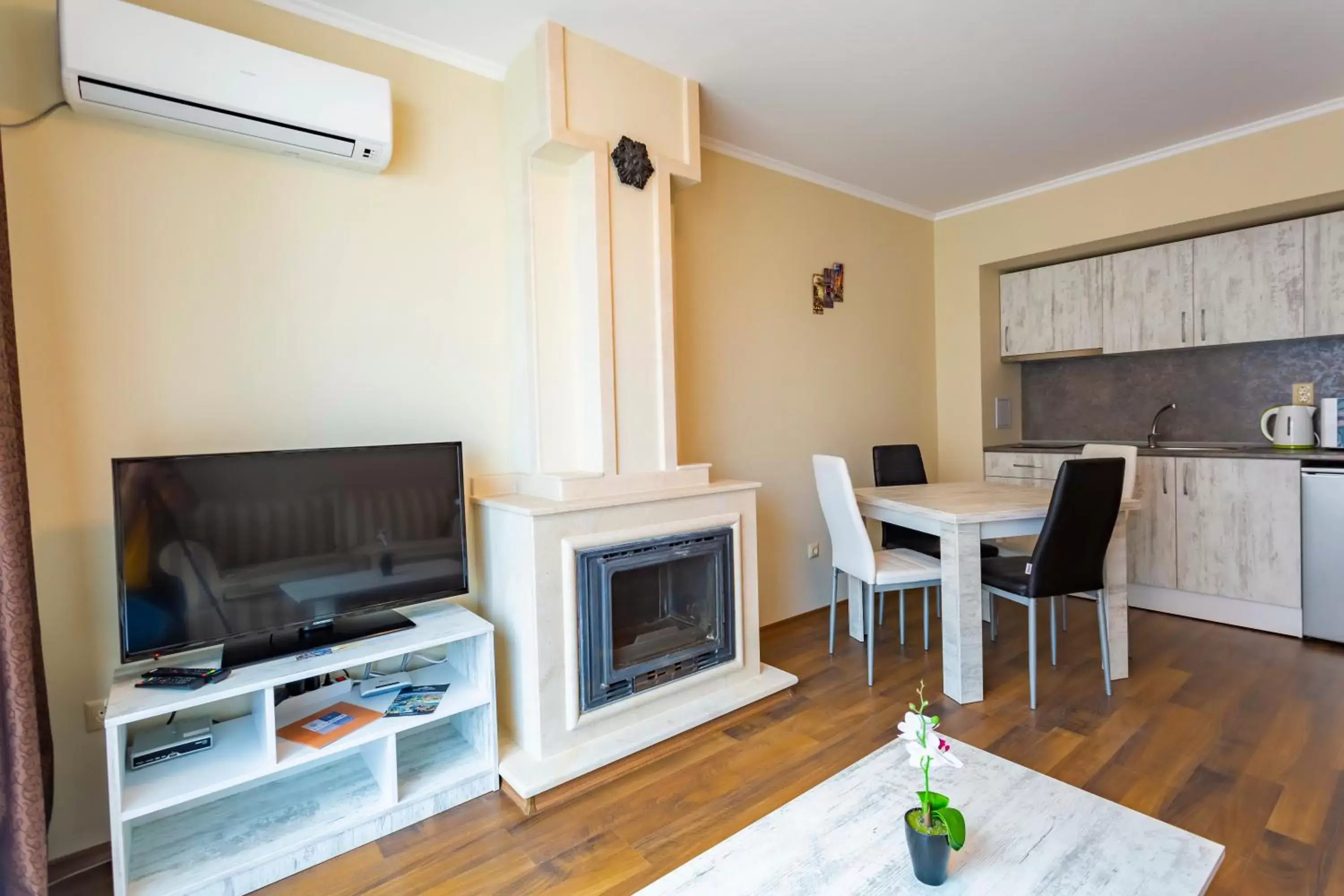 One-Bedroom Apartment with Balcony in Rose Gardens Apart Hotel One-Bedroom Apartment with Balcony in Rose Gardens Apart Hotel